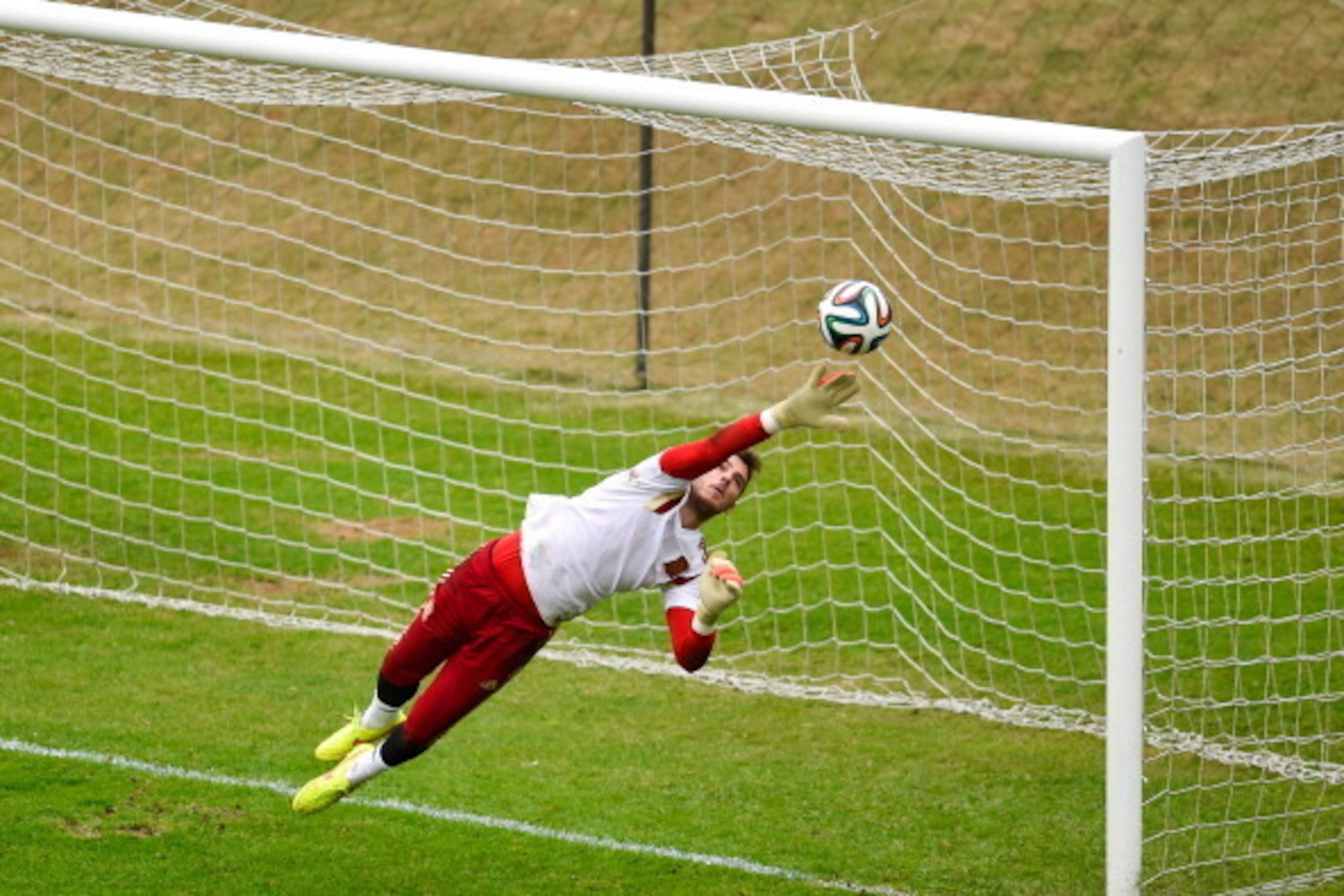 CURITIBA, BRAZIL - JUNE 10:  David de Gea of Spain in action during a Spain training session at the Centro de Entrenamiento do Caju on June 10, 2014 in Curitiba, Brazil.  (Photo by David Ramos/Getty Images)