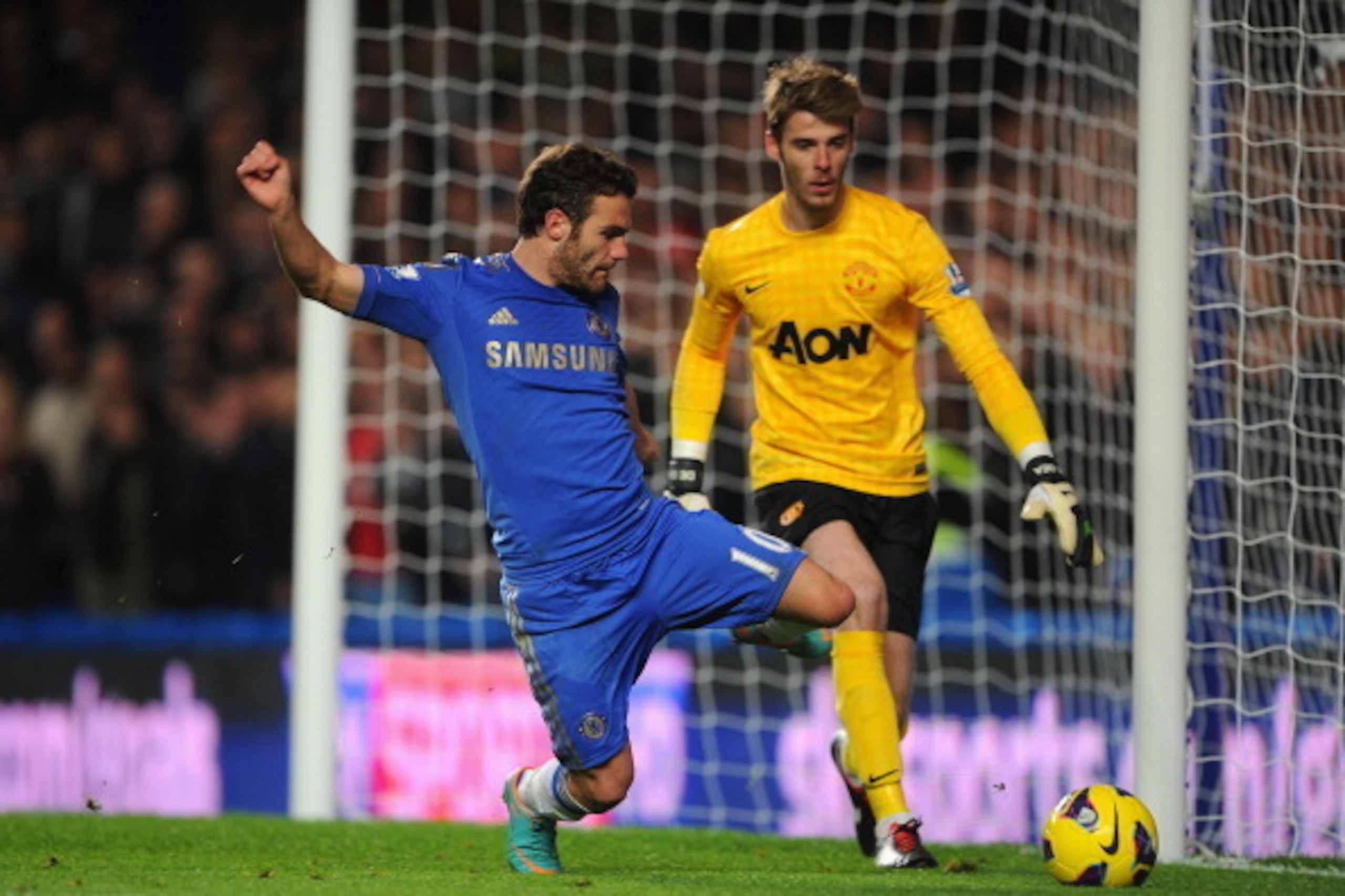 LONDON, ENGLAND - OCTOBER 28:  Juan Mata of Chelsea is closed down by David De Gea of Manchester United during the Barclays Premier League match between Chelsea and Manchester United at Stamford Bridge on October 28, 2012 in London, England.  (Photo by Mi