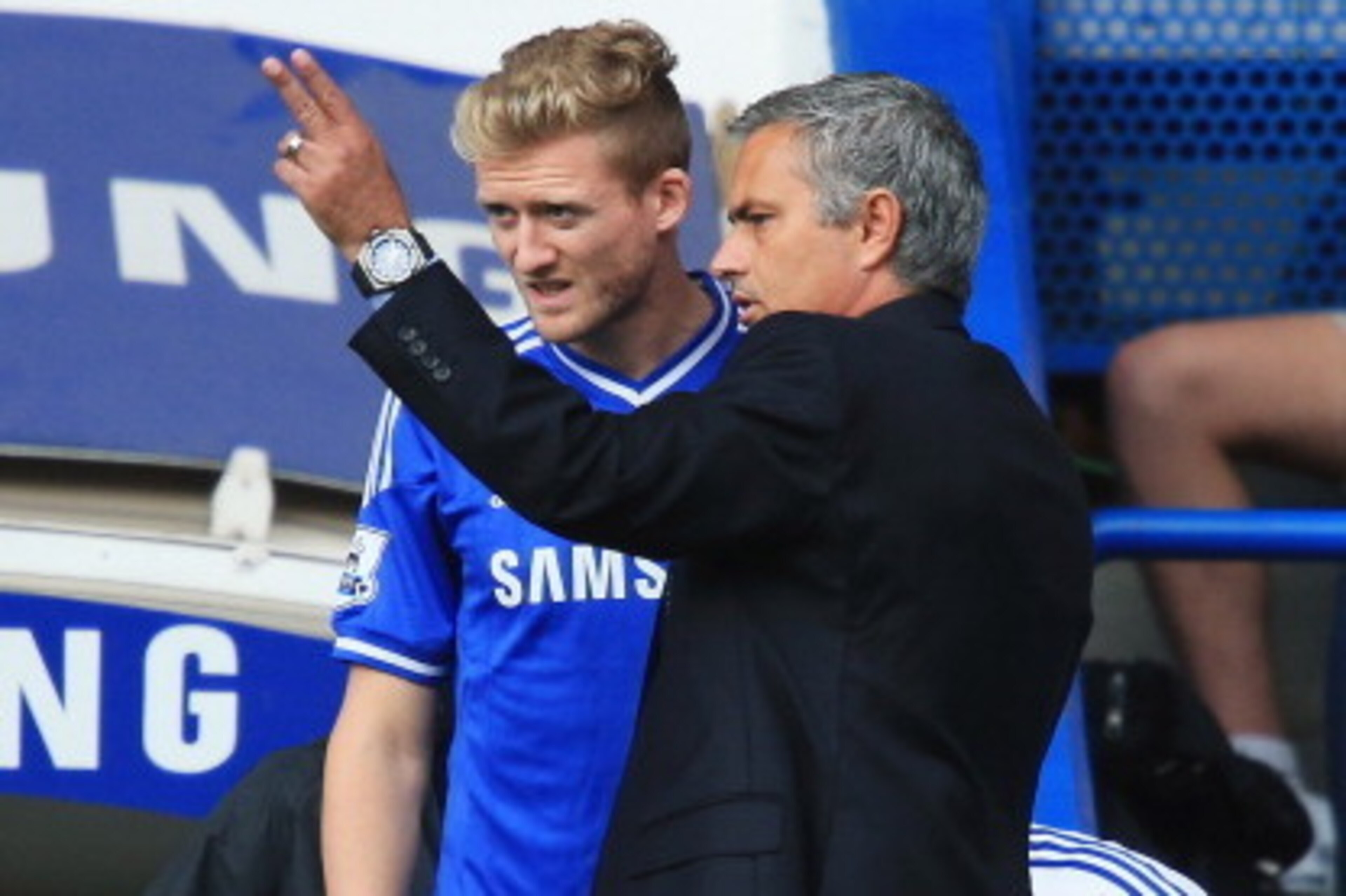 LONDON, ENGLAND - AUGUST 18:  Chelsea manager Jose Mourinho talks to Andre Schurrle of Chelsea on the sidelines during the Barclays Premier League match between Chelsea and Hull City at Stamford Bridge on August 18, 2013 in London, England.  (Photo by Ric