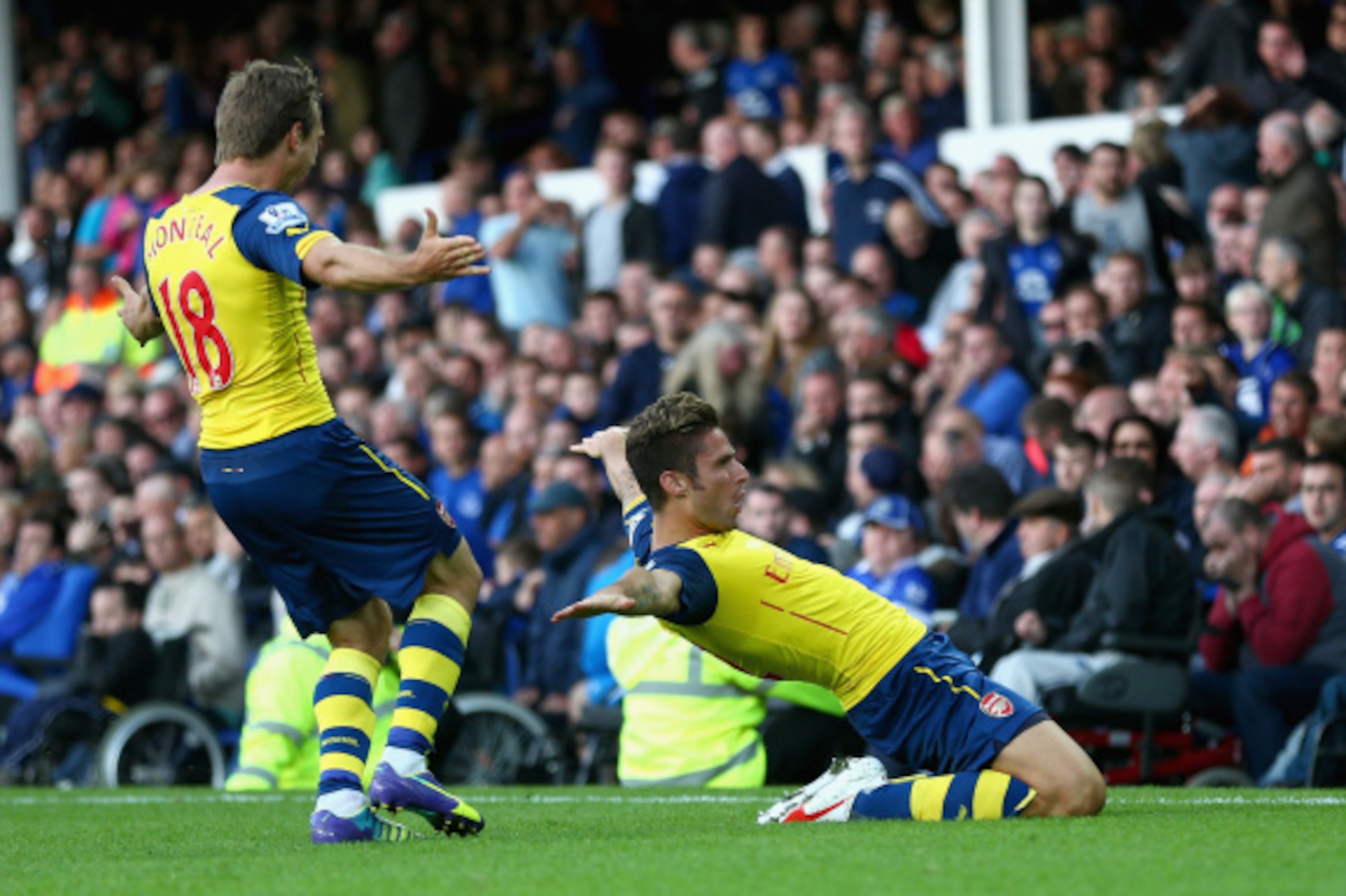 LIVERPOOL, ENGLAND - AUGUST 23:  Olivier Giroud of Arsenal scoring his teams second goal and equalizer with teammate Nacho Monreal during the Barclays Premier League match between Everton and Arsenal at Goodison Park on August 23, 2014 in Liverpool, Engla