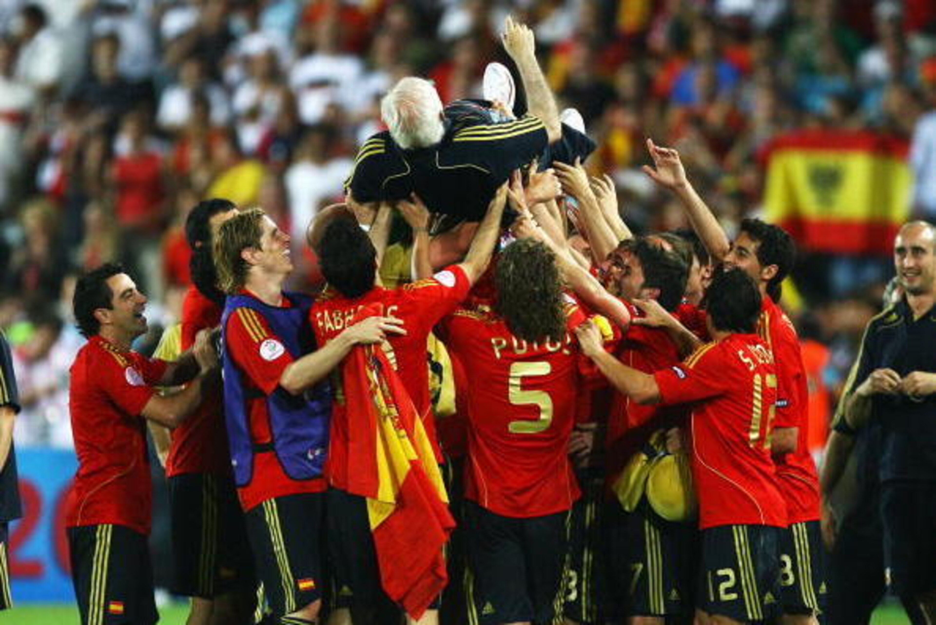 VIENNA, AUSTRIA - JUNE 29:  Spain players lift Luis Aragones coach of Spain after the UEFA EURO 2008 Final match between Germany and Spain at Ernst Happel Stadion on June 29, 2008 in Vienna, Austria.  (Photo by Alex Livesey/Getty Images)