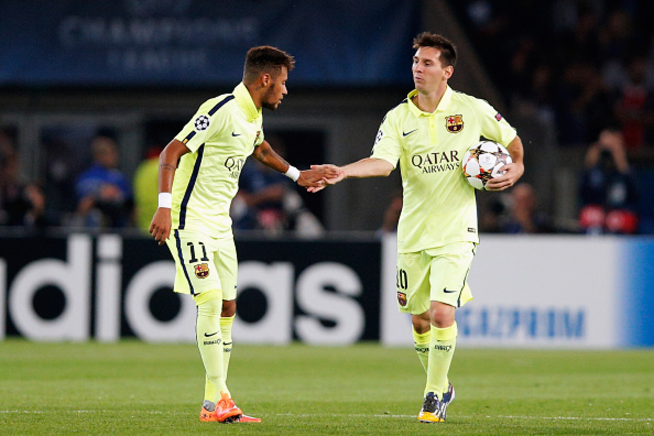 PARIS, FRANCE - SEPTEMBER 30: Neymar of Barcelona celebrates scoring his teams second goal of the game with Lionel Messi during the Group F UEFA Champions League match between Paris Saint-Germain v FC Barcelona held at Parc des Princes on September 30, 2 PARIS, FRANCE - SEPTEMBER 30: Neymar of Barcelona celebrates scoring his teams second goal of the game with Lionel Messi during the Group F UEFA Champions League match between Paris Saint-Germain v FC Barcelona held at Parc des Princes on September 30, 2