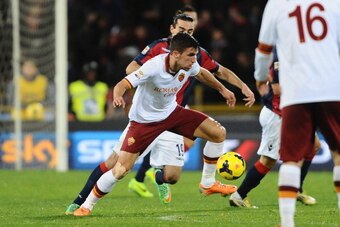 BOLOGNA, ITALY - FEBRUARY 23:  Kevin Strootman # 6 of AS Roma in action during the Serie A match between Bologna FC and AS Roma at Stadio Renato Dall'Ara on February 23, 2014 in Bologna, Italy.  (Photo by Mario Carlini / Iguana Press/Getty Images)