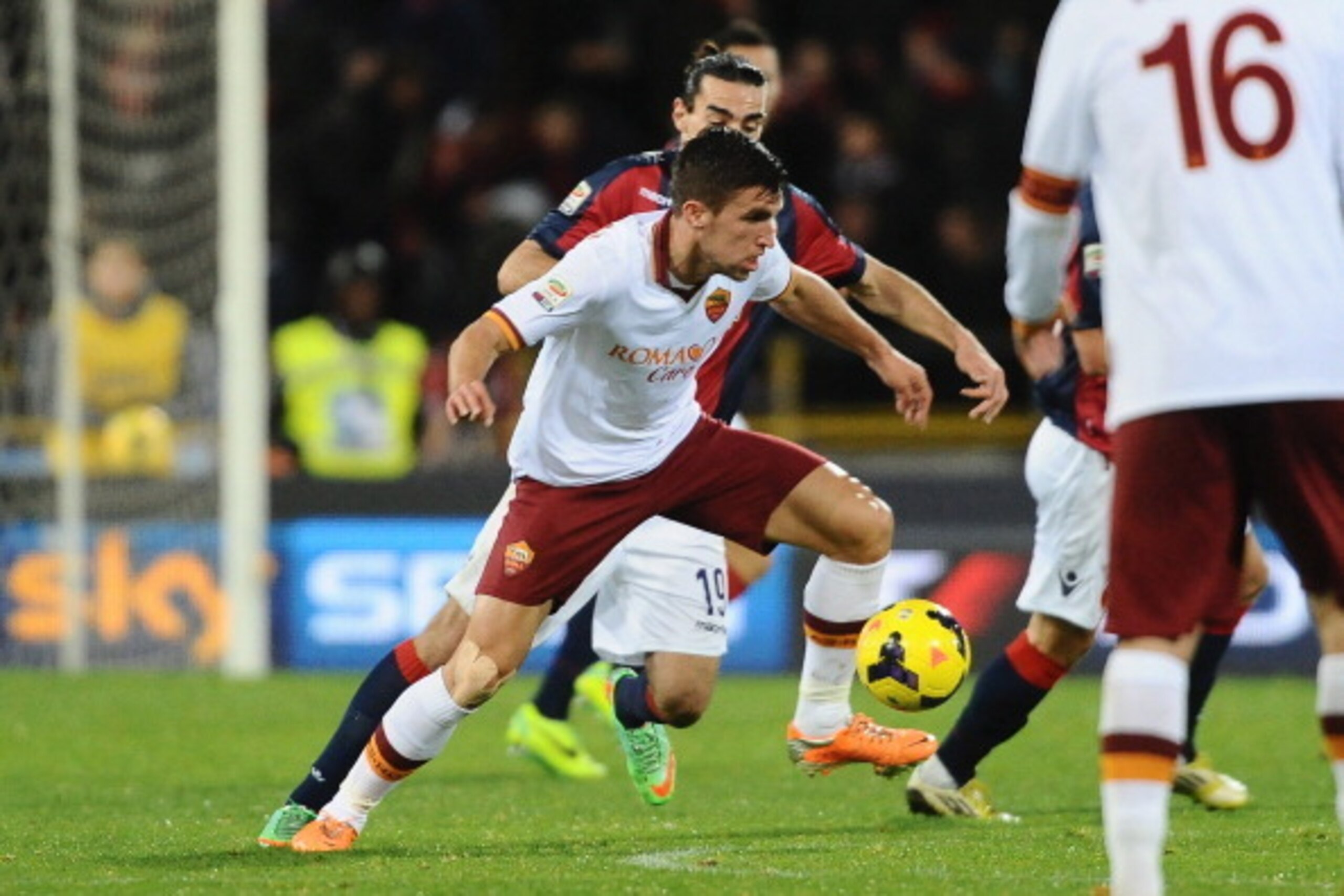 BOLOGNA, ITALY - FEBRUARY 23: Kevin Strootman # 6 of AS Roma in action during the Serie A match between Bologna FC and AS Roma at Stadio Renato Dall'Ara on February 23, 2014 in Bologna, Italy. (Photo by Mario Carlini / Iguana Press/Getty Images) BOLOGNA, ITALY - FEBRUARY 23: Kevin Strootman # 6 of AS Roma in action during the Serie A match between Bologna FC and AS Roma at Stadio Renato Dall'Ara on February 23, 2014 in Bologna, Italy. (Photo by Mario Carlini / Iguana Press/Getty Images)
