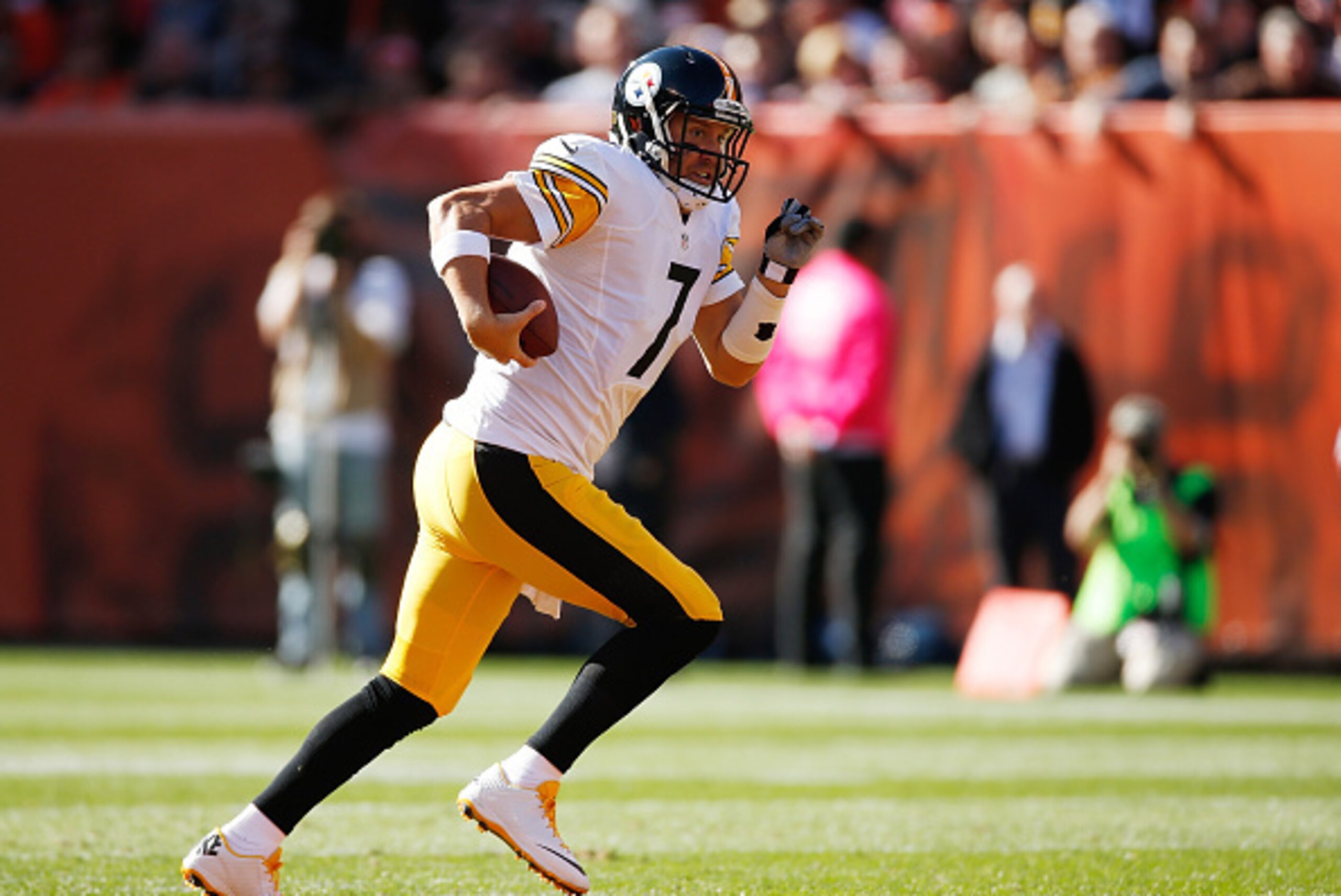 CLEVELAND, OH - OCTOBER 12:  Ben Roethlisberger #7 of the Pittsburgh Steelers carries the ball during the third quarter against the Cleveland Browns at FirstEnergy Stadium on October 12, 2014 in Cleveland, Ohio.  (Photo by Gregory Shamus/Getty Images)