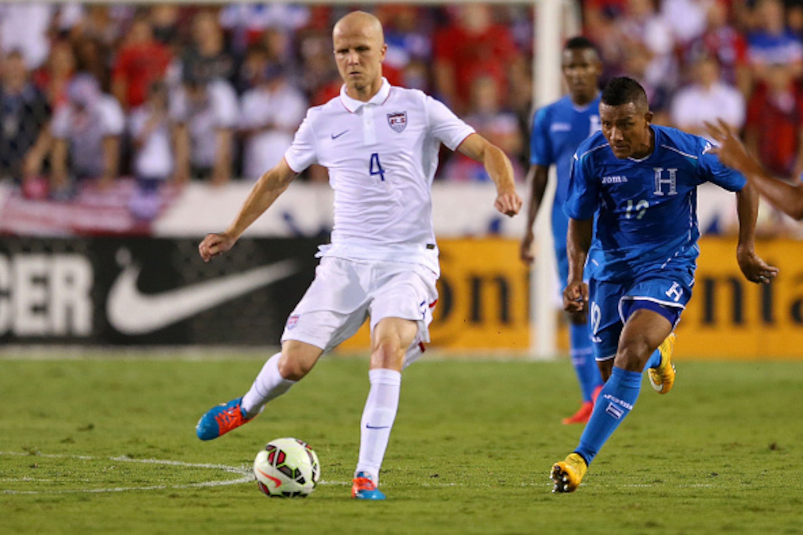 BOCA RATON, FL - OCTOBER 14: Michael Bradley #4 brings the ball upfield of the USA during a game against Honduras at FAU Stadium on October 14, 2014 in Boca Raton, Florida.  (Photo by Mike Ehrmann/Getty Images)