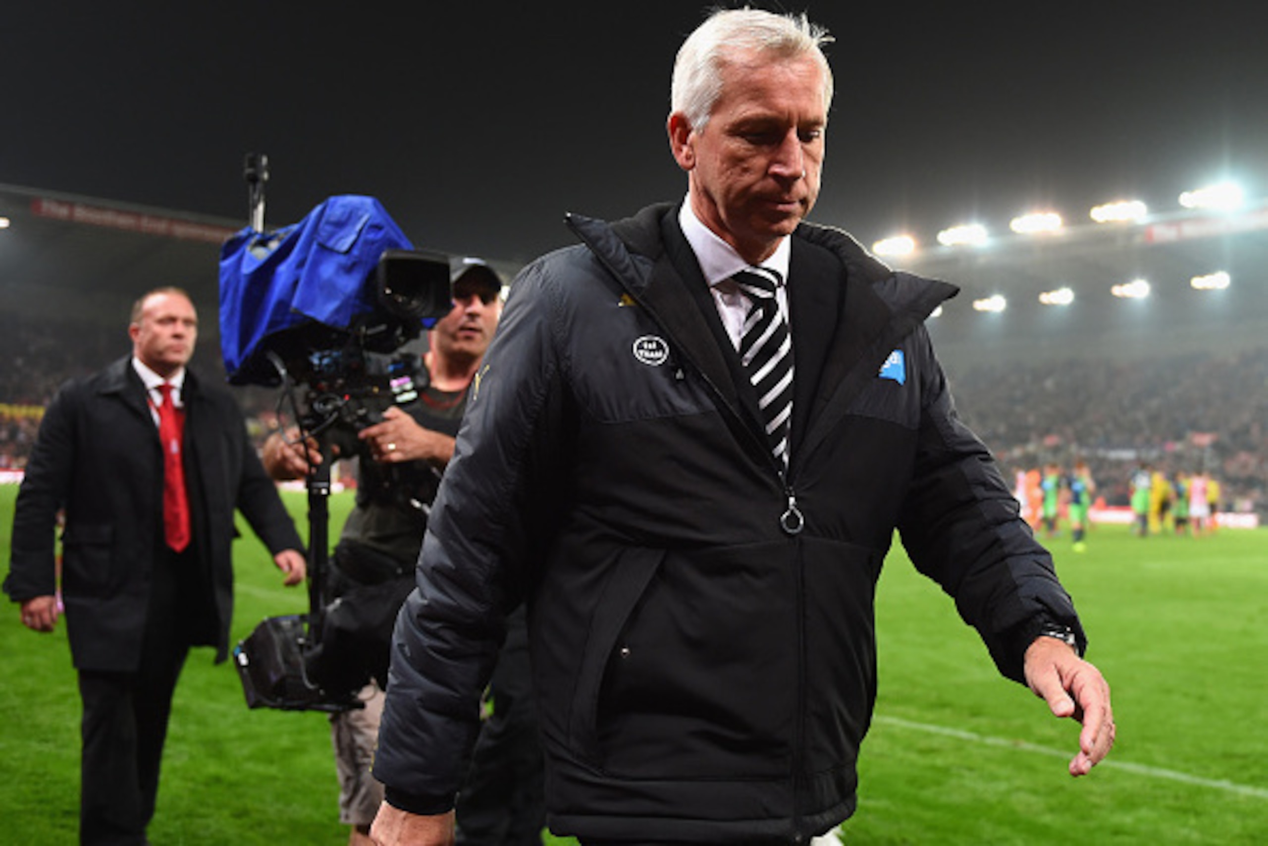 STOKE ON TRENT, ENGLAND - SEPTEMBER 29:  Alan Pardew, manager of Newcastle United walks off the pitch after defeat in the Barclays Premier League match between Stoke City and Newcastle United at Britannia Stadium on September 29, 2014 in Stoke on Trent, E