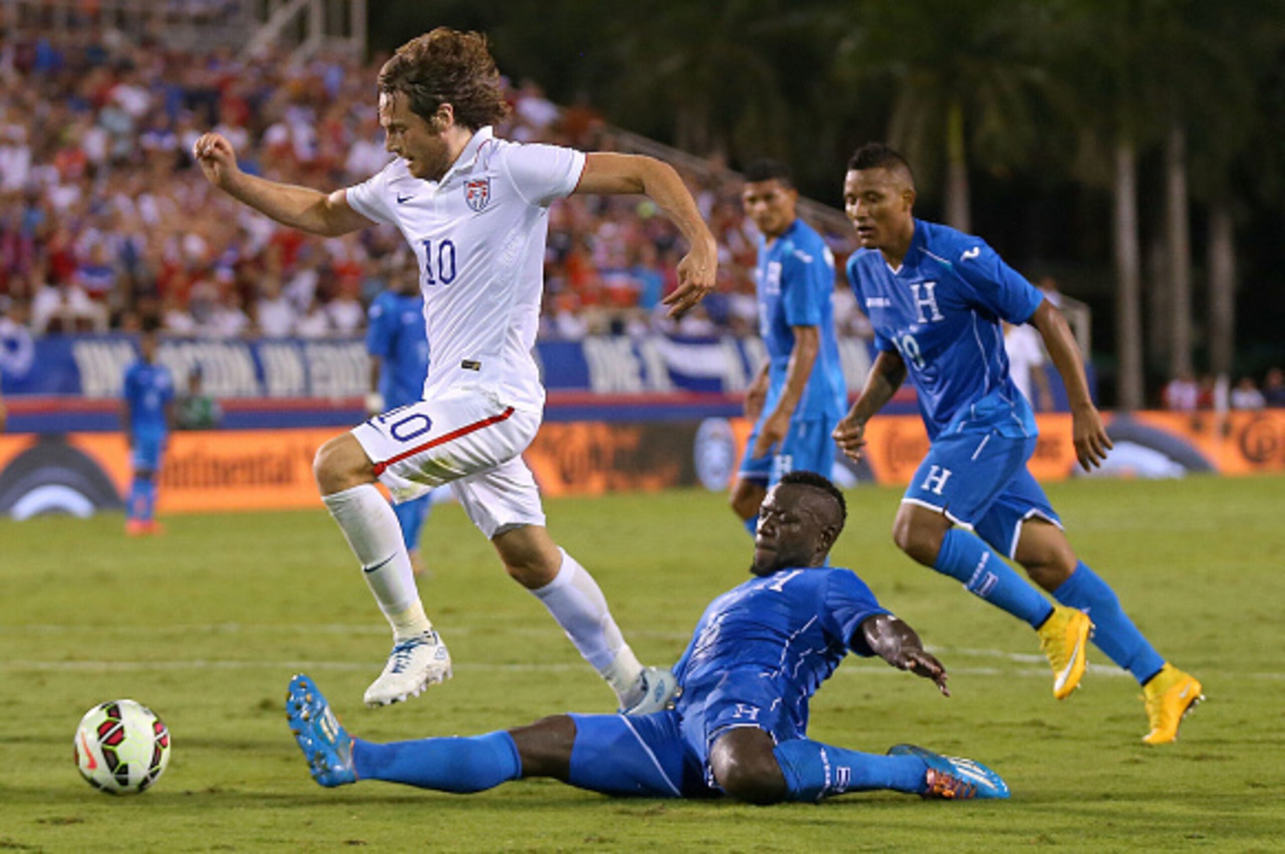 BOCA RATON, FL - OCTOBER 14: Mix Diskerud #10 of the USA fights for a ball with Wilfredo Barahona #15 of Honduras during a game at FAU Stadium on October 14, 2014 in Boca Raton, Florida.  (Photo by Mike Ehrmann/Getty Images)