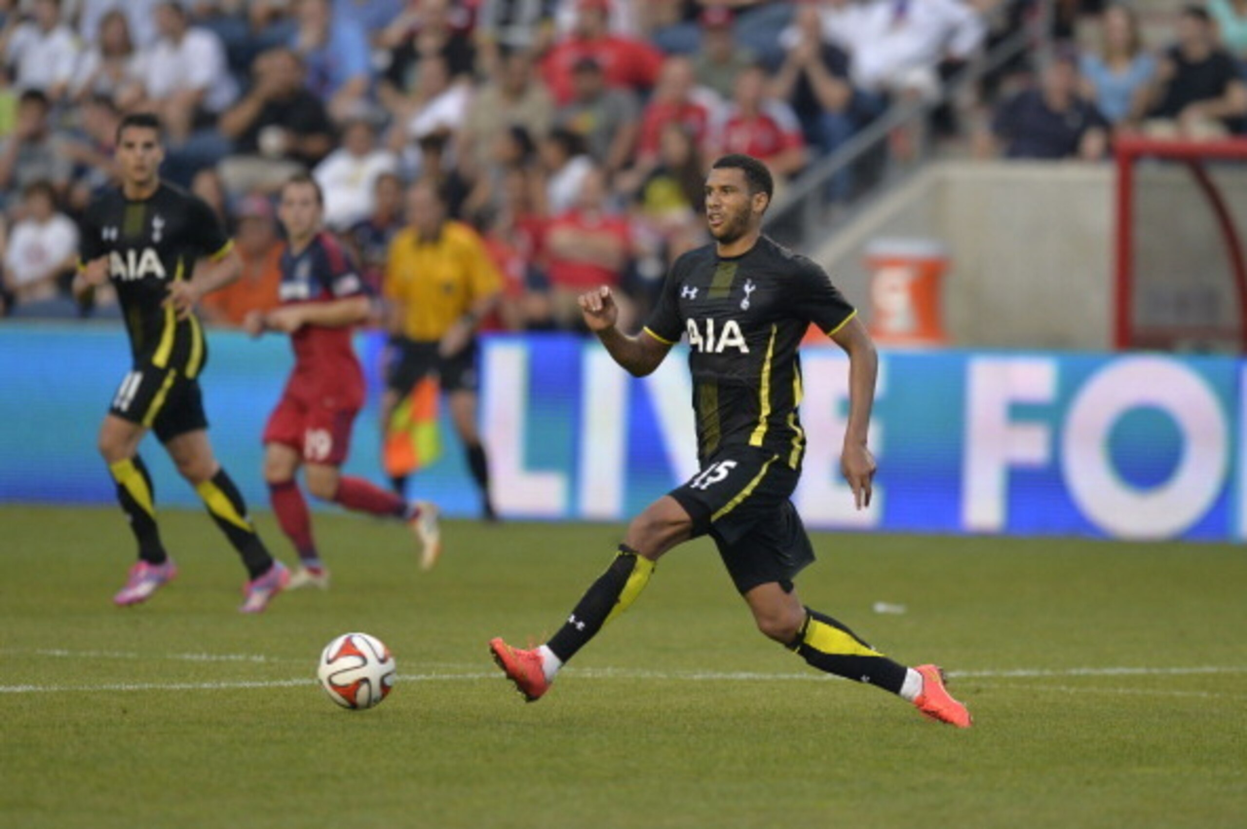 BRIDGEVIEW, IL - JULY 26:  Etienne Capoue #15 of Tottenham Hotspur kicks the ball during the first half against the Chicago Fire at Toyota Park on July 26, 2014 in Bridgeview, Illinois. Tottenham Hotspur defeated the Fire 2-0.  (Photo by Brian Kersey/Gett