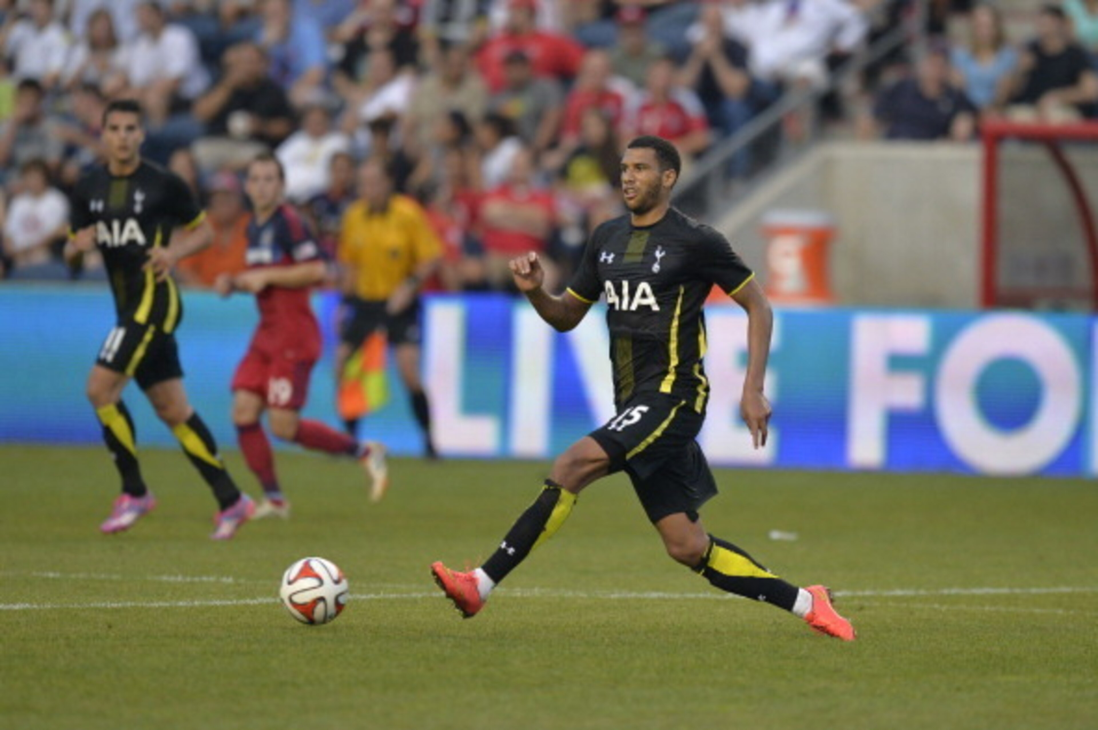 BRIDGEVIEW, IL - JULY 26:  Etienne Capoue #15 of Tottenham Hotspur kicks the ball during the first half against the Chicago Fire at Toyota Park on July 26, 2014 in Bridgeview, Illinois. Tottenham Hotspur defeated the Fire 2-0.  (Photo by Brian Kersey/Gett