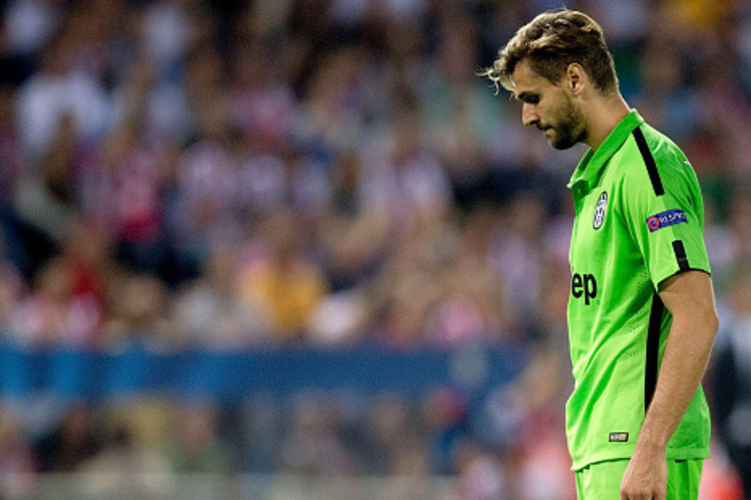 MADRID, SPAIN - OCTOBER 01: Fernando Llorente (R) of Juventus looks to goalkeeper Miguel Angel Moya of Atletico de Madrid as he holds the ball during the UEFA Champions League group A match between Club Atletico de Madrid and Juventus at Vievnte Calderon 
