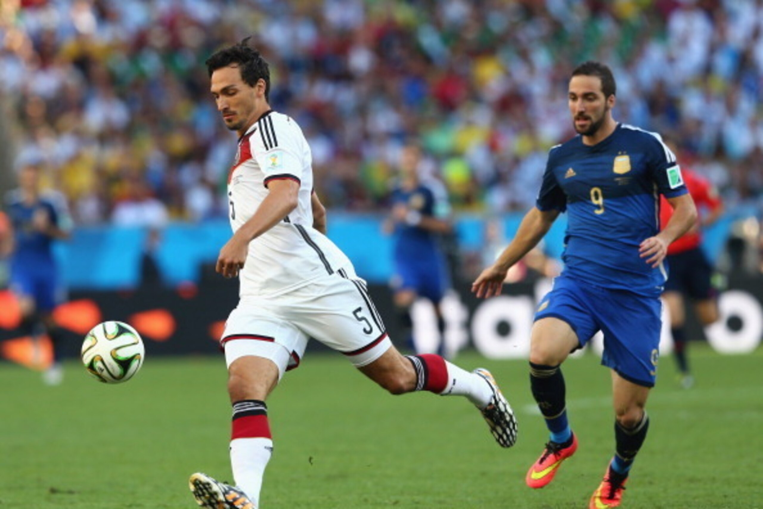 RIO DE JANEIRO, BRAZIL - JULY 13:  Mats Hummels of Germany controls the ball against Gonzalo Higuain of Argentina during the 2014 FIFA World Cup Brazil Final match between Germany and Argentina at Maracana on July 13, 2014 in Rio de Janeiro, Brazil.  (Pho