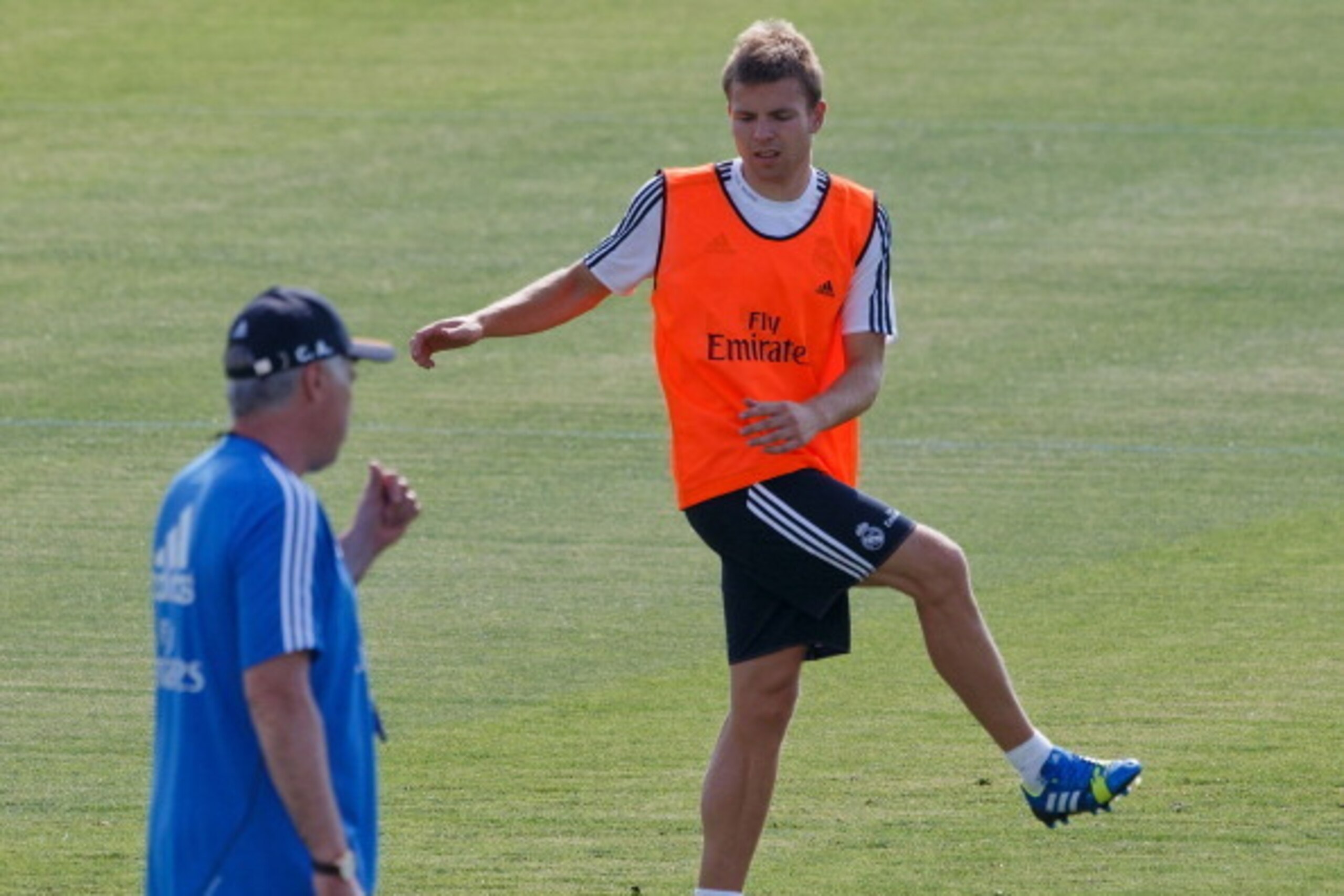 MADRID, SPAIN - JULY 15:  Head coach Carlo Ancelotti of Real Madrid takes his first training session as new player Asier Illarramendi exercises at the Valdebebas training ground on July 15, 2013 in Madrid, Spain.  (Photo by Gonzalo Arroyo Moreno/Getty Ima