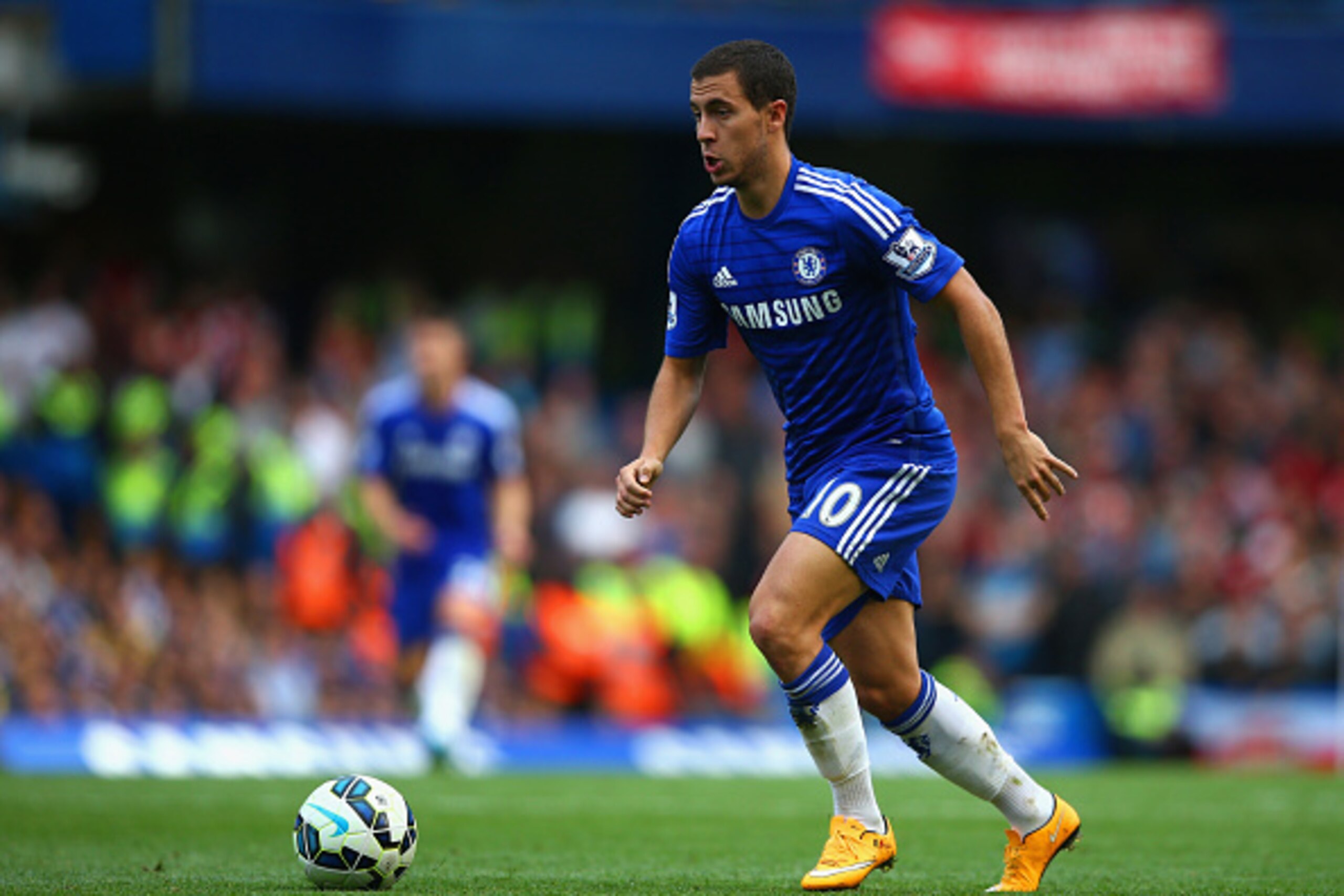 LONDON, ENGLAND - OCTOBER 05:  Eden Hazard of Chelsea on the ball during the Barclays Premier League match between Chelsea and Arsenal at Stamford Bridge on October 4, 2014 in London, England.  (Photo by Paul Gilham/Getty Images)