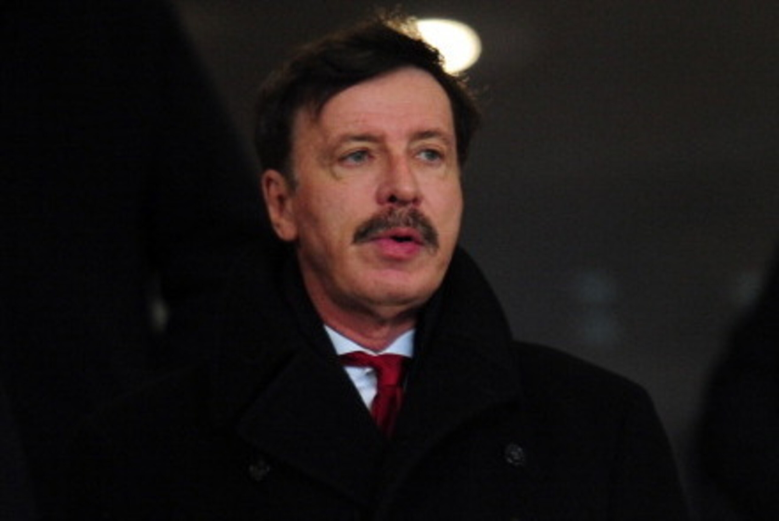LONDON, ENGLAND - FEBRUARY 19:  Arsenal majority shareholder Stan Kroenke looks on before the UEFA Champions League round of 16 first leg match between Arsenal and Bayern Muenchen at Emirates Stadium on February 19, 2013 in London, England.  (Photo by Sha