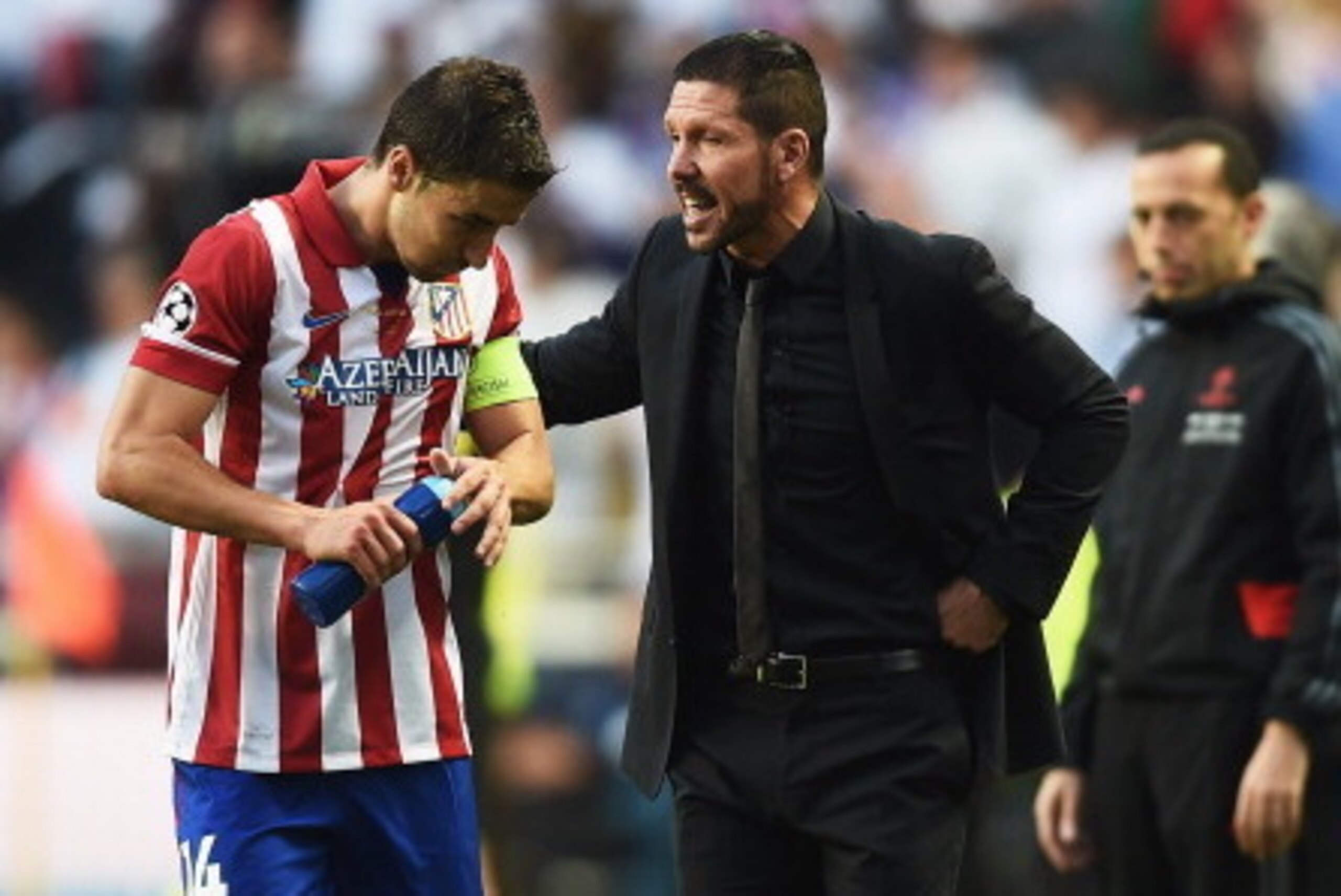 LISBON, PORTUGAL - MAY 24:  Diego Simeone, Coach of Club Atletico de Madrid talks to captain Gabi of Club Atletico de Madrid during the UEFA Champions League Final between Real Madrid and Atletico de Madrid at Estadio da Luz on May 24, 2014 in Lisbon, Por