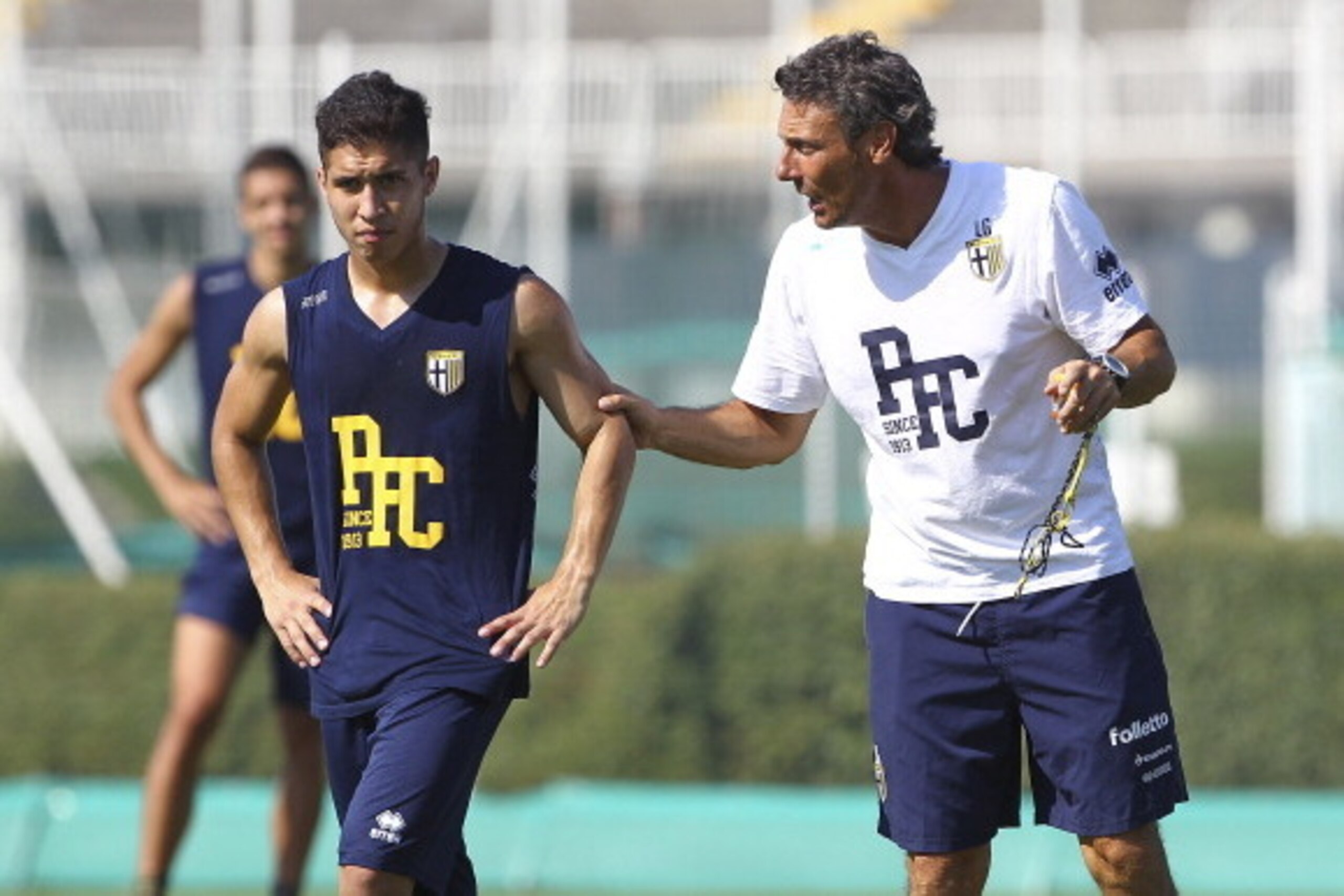 COLLECCHIO, ITALY - JULY 18:  Parma FC second coach Luca Gotti (R) issues instructions to Jose Mauri (L) of Parma FC during FC Parma Training Session at the club's training ground on July 18, 2014 in Collecchio, Italy.  (Photo by Marco Luzzani/Getty Image