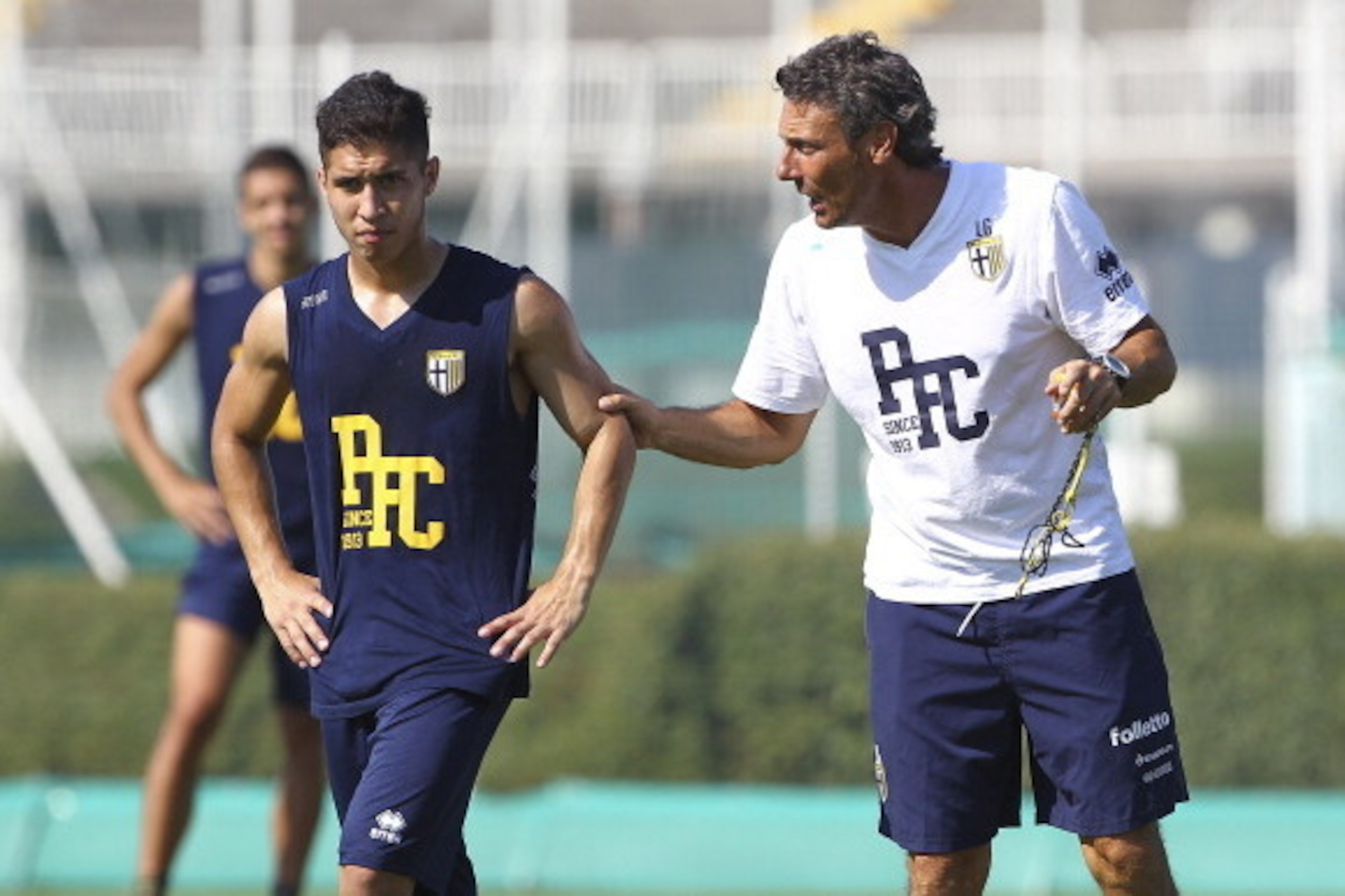 COLLECCHIO, ITALY - JULY 18:  Parma FC second coach Luca Gotti (R) issues instructions to Jose Mauri (L) of Parma FC during FC Parma Training Session at the club's training ground on July 18, 2014 in Collecchio, Italy.  (Photo by Marco Luzzani/Getty Image