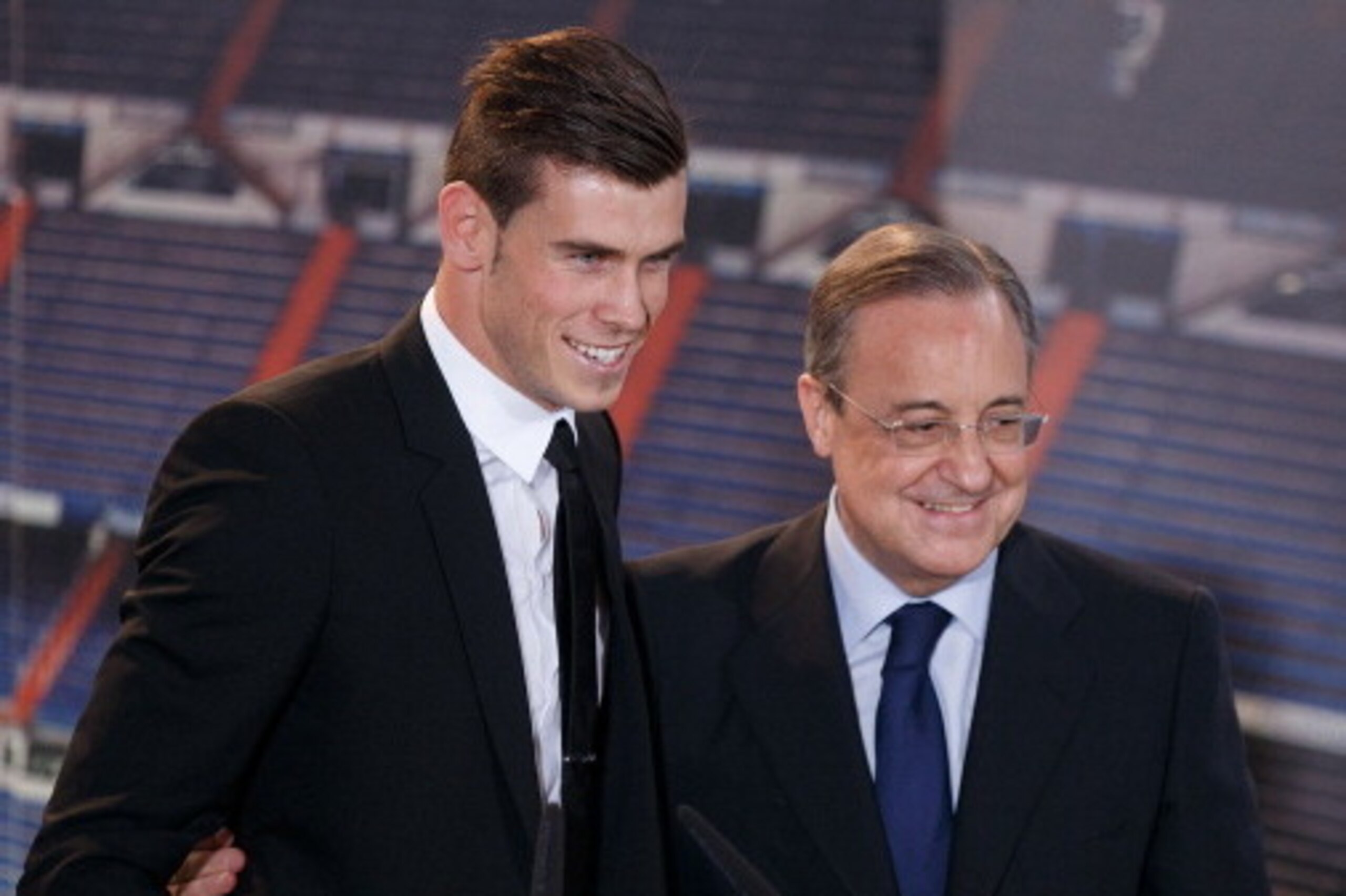 MADRID, SPAIN - SEPTEMBER 02:  Gareth Bale greets president Florentino Perez during his presentation as a new Real Madrid player at Estadio Santiago Bernabeu on September 2, 2013 in Madrid, Spain.  (Photo by Gonzalo Arroyo Moreno/Getty Images)