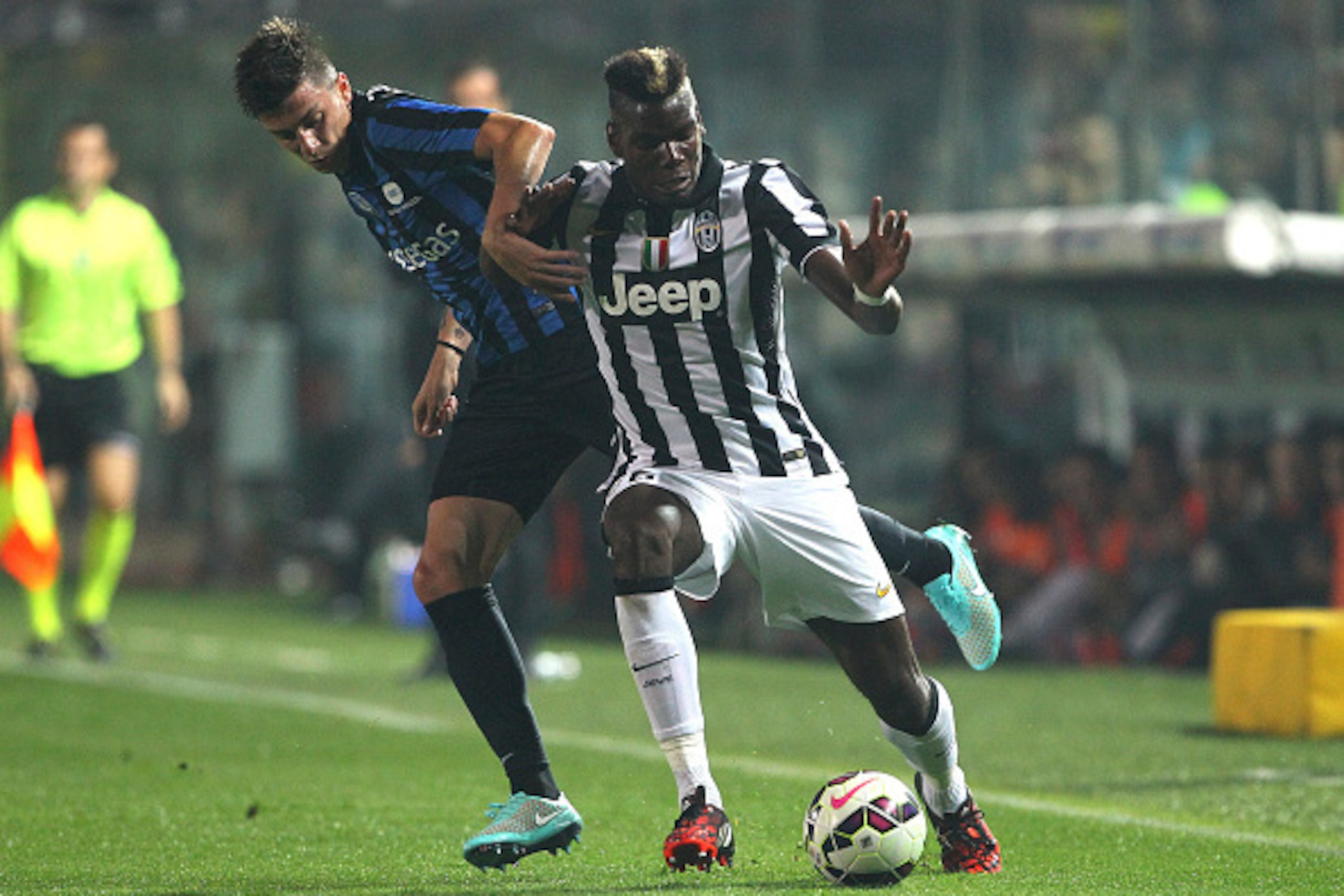 BERGAMO, ITALY - SEPTEMBER 27:  Paul Pogba (R) of Juventus FC competes for the ball with Daniele Baselli (L) of Atalanta BC during the Serie A match between Atalanta BC v Juventus FC at Stadio Atleti Azzurri d'Italia on September 27, 2014 in Bergamo, Ital