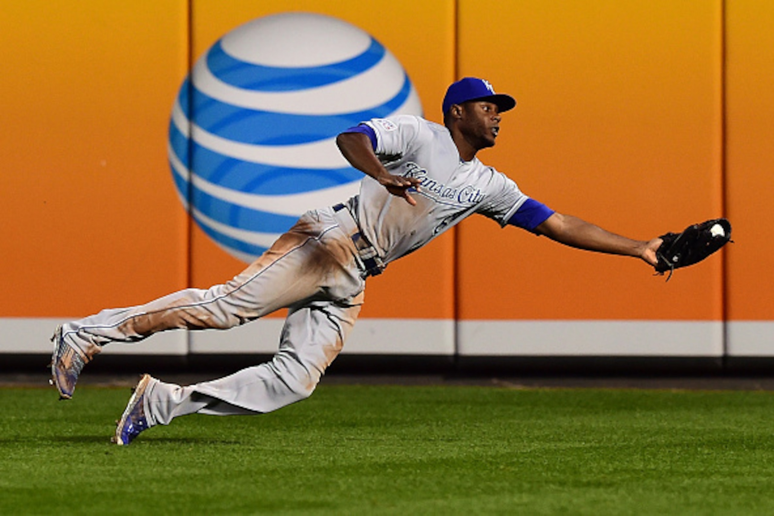 BALTIMORE, MD - OCTOBER 11:  Lorenzo Cain #6 of the Kansas City Royals catches a pop up fly to center field hit by J.J. Hardy #2 of the Baltimore Orioles in the sixth inning during Game Two of the American League Championship Series at Oriole Park at Camd