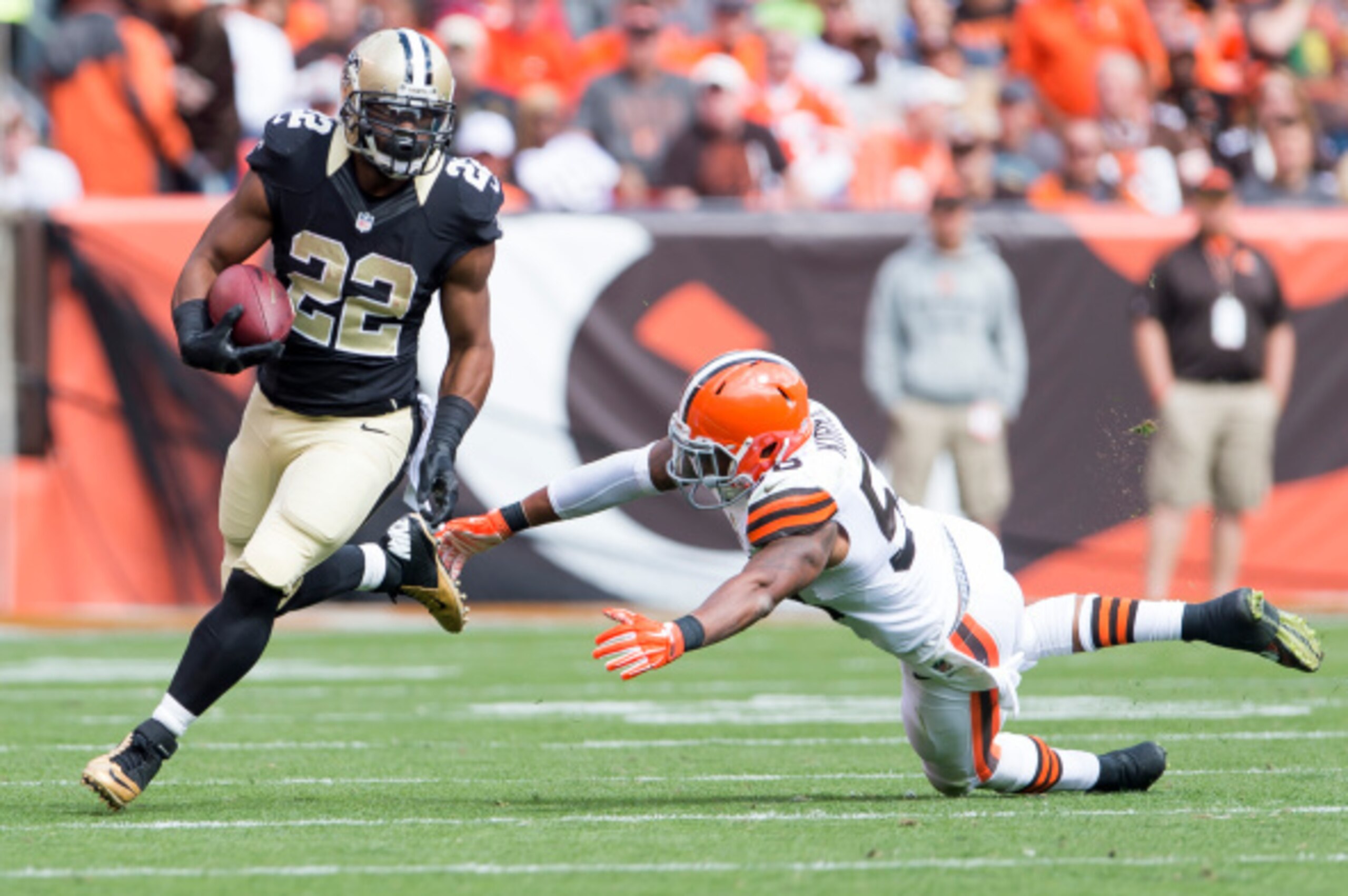 CLEVELAND, OH - SEPTEMBER 14:  Mark Ingram #22 of the New Orleans Saints gets past the defense of Christian Kirksey #58 of the Cleveland Browns during the second quarter at FirstEnergy Stadium on September 14, 2014 in Cleveland, Ohio.  (Photo by Jason Mil