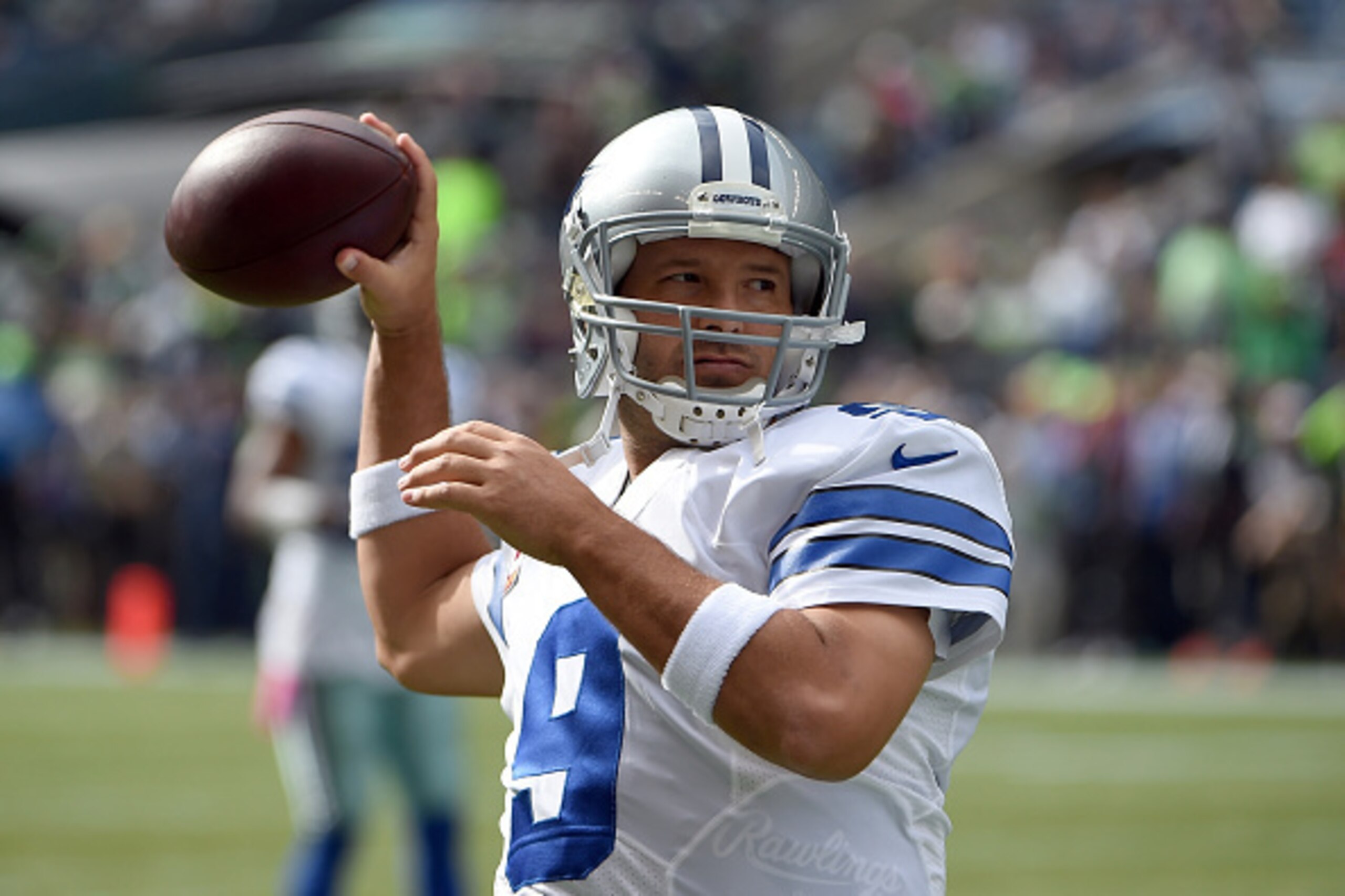 SEATTLE, WA - OCTOBER 12:  quarterback Tony Romo #9 of the Dallas Cowboys warms up before the game aagainst the Seattle Seahawks at CenturyLink Field on October 12, 2014 in Seattle, Washington.  (Photo by Steve Dykes/Getty Images)