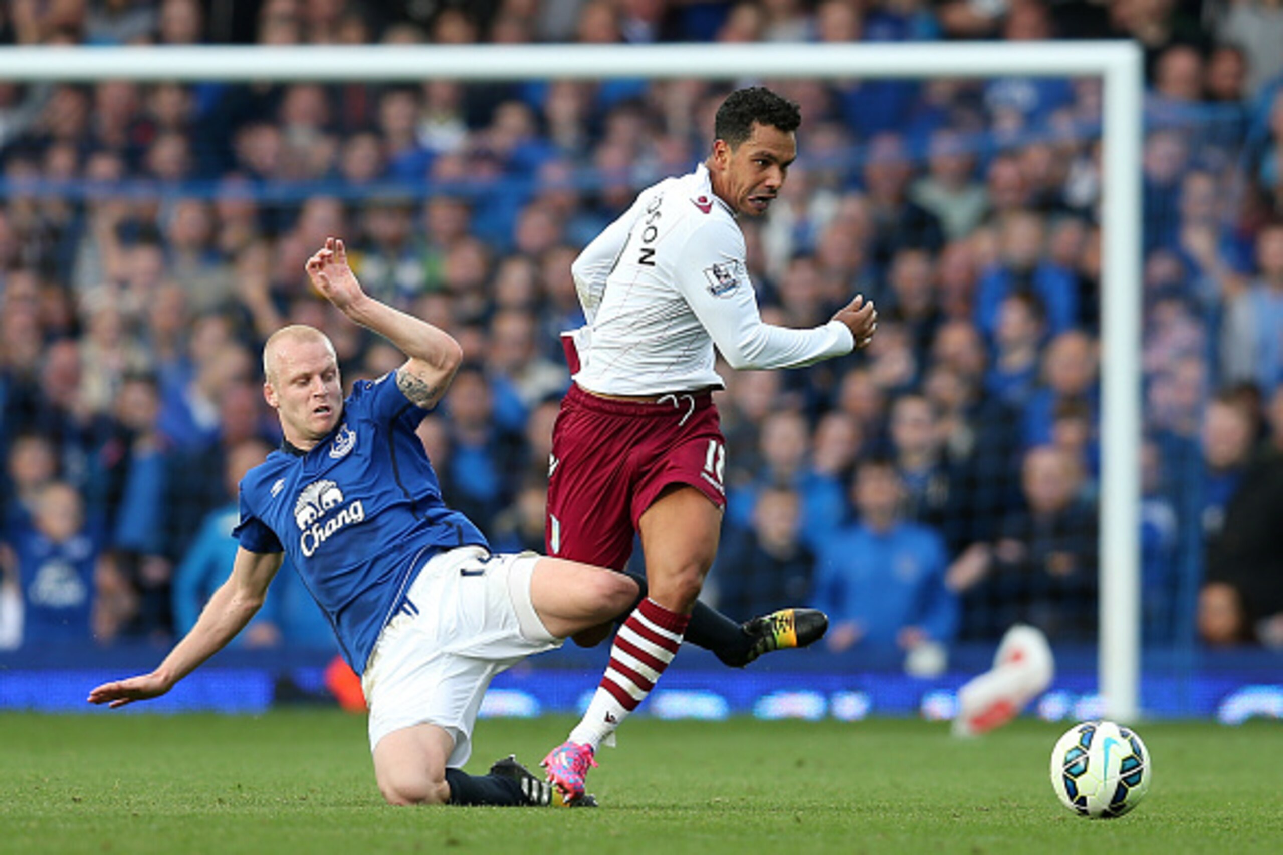 LIVERPOOL, ENGLAND - OCTOBER 18: Steven Naismith (L) of Everton in action with Kieran Richardson of Aston Villa during the Barclays Premier League match between Everton and Aston Villa at Goodison Park on October 18, 2014 in Liverpool, England. (Photo by 