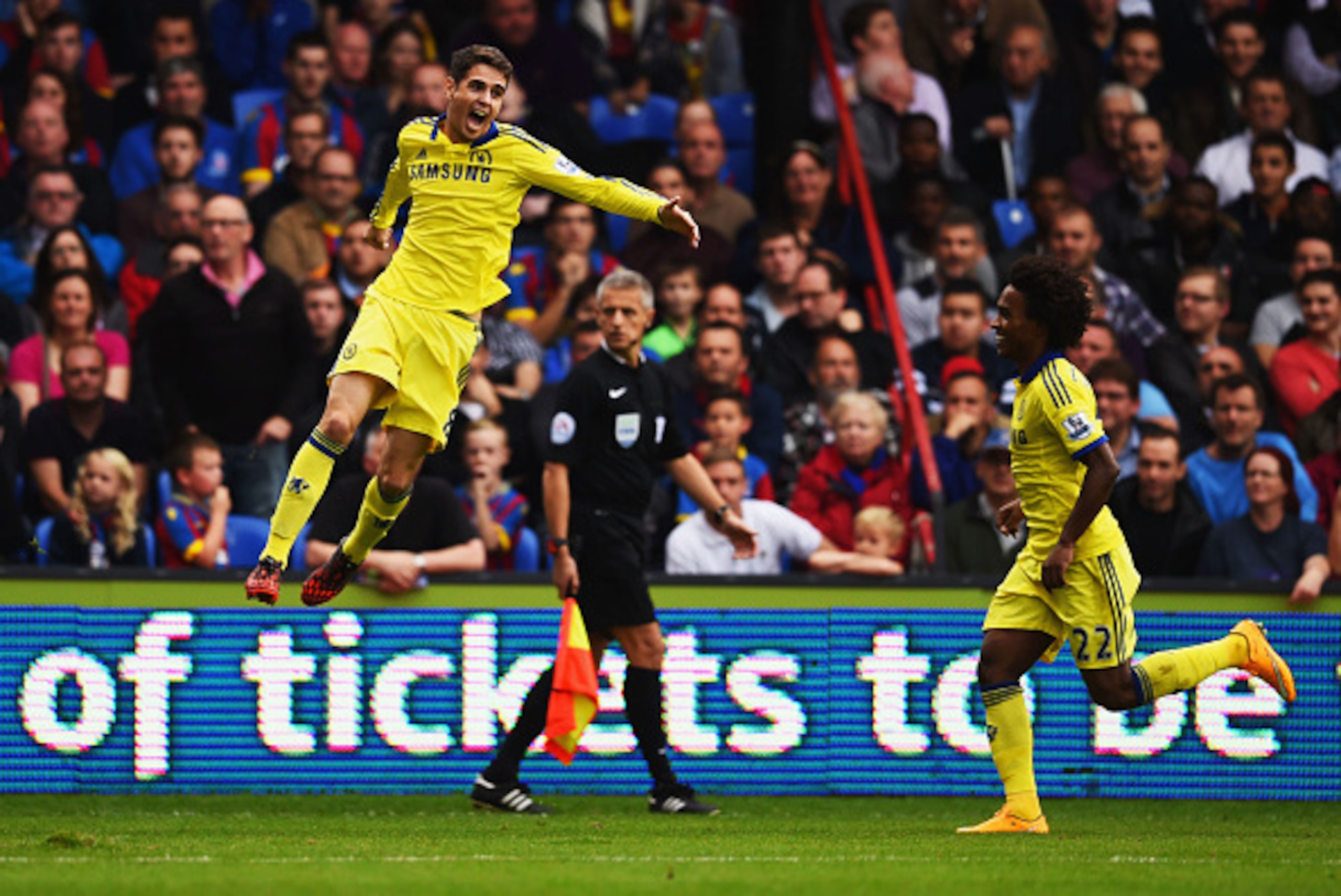 LONDON, ENGLAND - OCTOBER 18:  Oscar of Chelsea (L) celebrates with Willian (R) as he scotres their first goal from a free kick during the Barclays Premier League match between Crystal Palace and Chelsea at Selhurst Park on October 18, 2014 in London, Eng