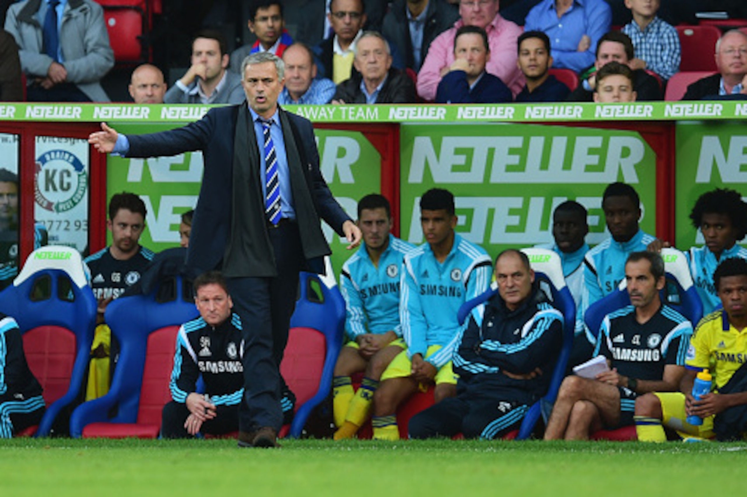 LONDON, ENGLAND - OCTOBER 18:  Jose Mourinho manager of Chelsea signals from the bench during the Barclays Premier League match between Crystal Palace and Chelsea at Selhurst Park on October 18, 2014 in London, England.  (Photo by Jamie McDonald/Getty Ima