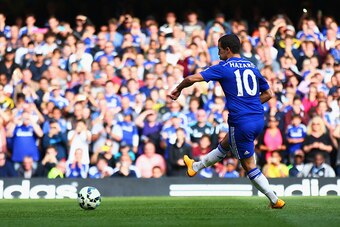 LONDON, ENGLAND - OCTOBER 05:  Eden Hazard of Chelsea scores the opening goal from the penalty spot during the Barclays Premier League match between Chelsea and Arsenal at Stamford Bridge on October 4, 2014 in London, England.  (Photo by Paul Gilham/Getty