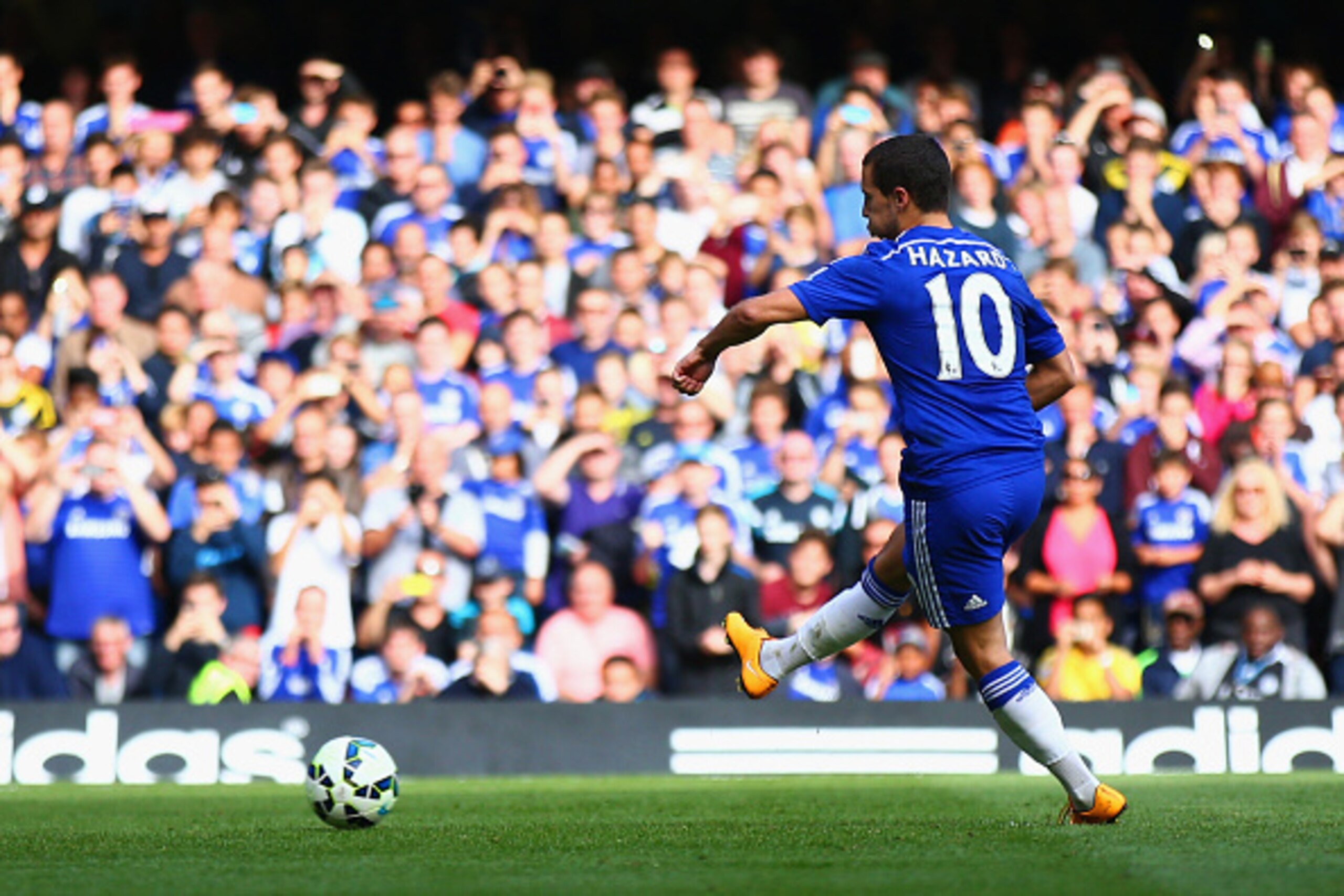 LONDON, ENGLAND - OCTOBER 05:  Eden Hazard of Chelsea scores the opening goal from the penalty spot during the Barclays Premier League match between Chelsea and Arsenal at Stamford Bridge on October 4, 2014 in London, England.  (Photo by Paul Gilham/Getty