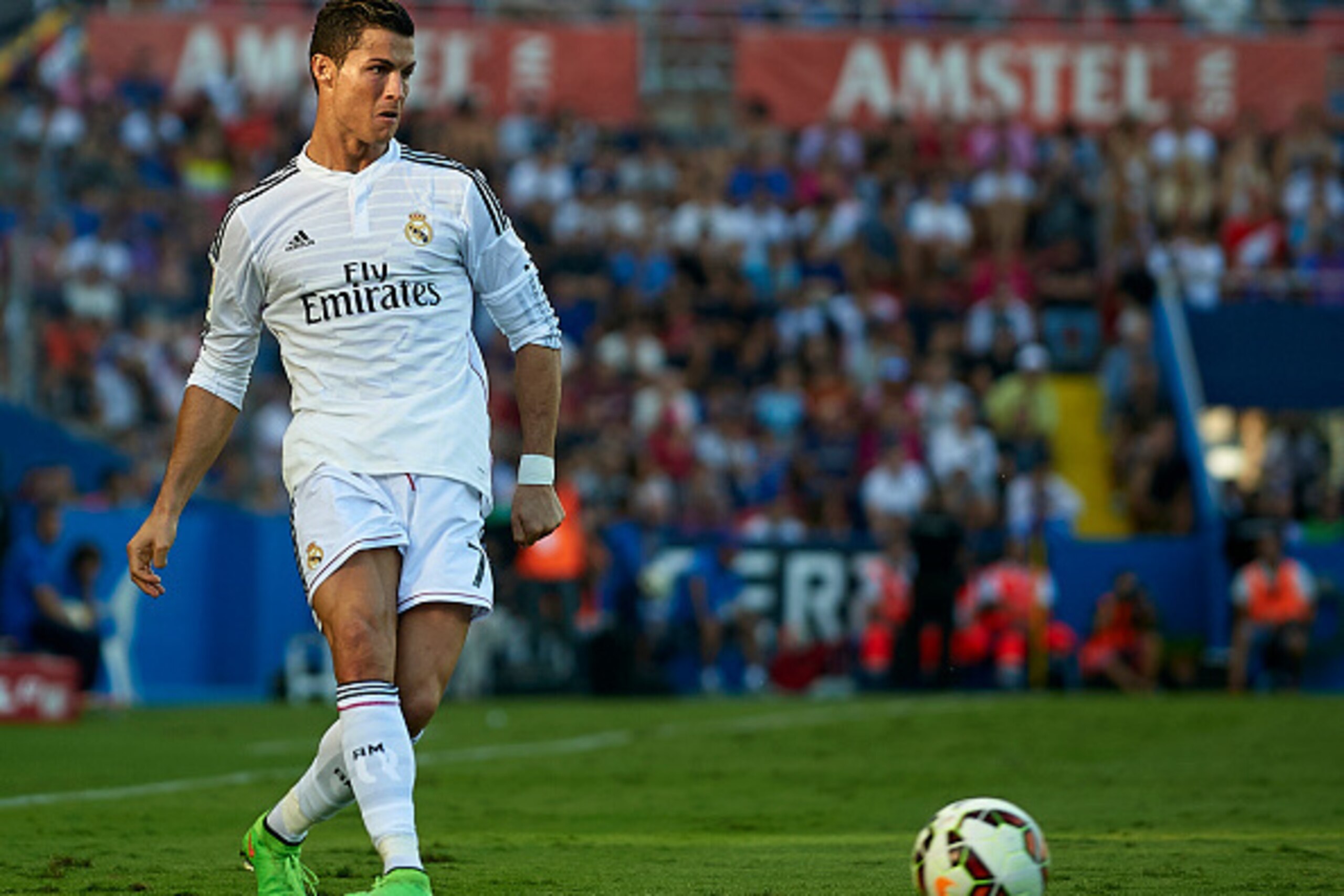 VALENCIA, SPAIN - OCTOBER 18:  Cristiano Ronaldo of Real Madrid in action during the La Liga match between Levante UD and Real Madrid at Ciutat de Valencia on October 18, 2014 in Valencia, Spain.  (Photo by Manuel Queimadelos Alonso/Getty Images)