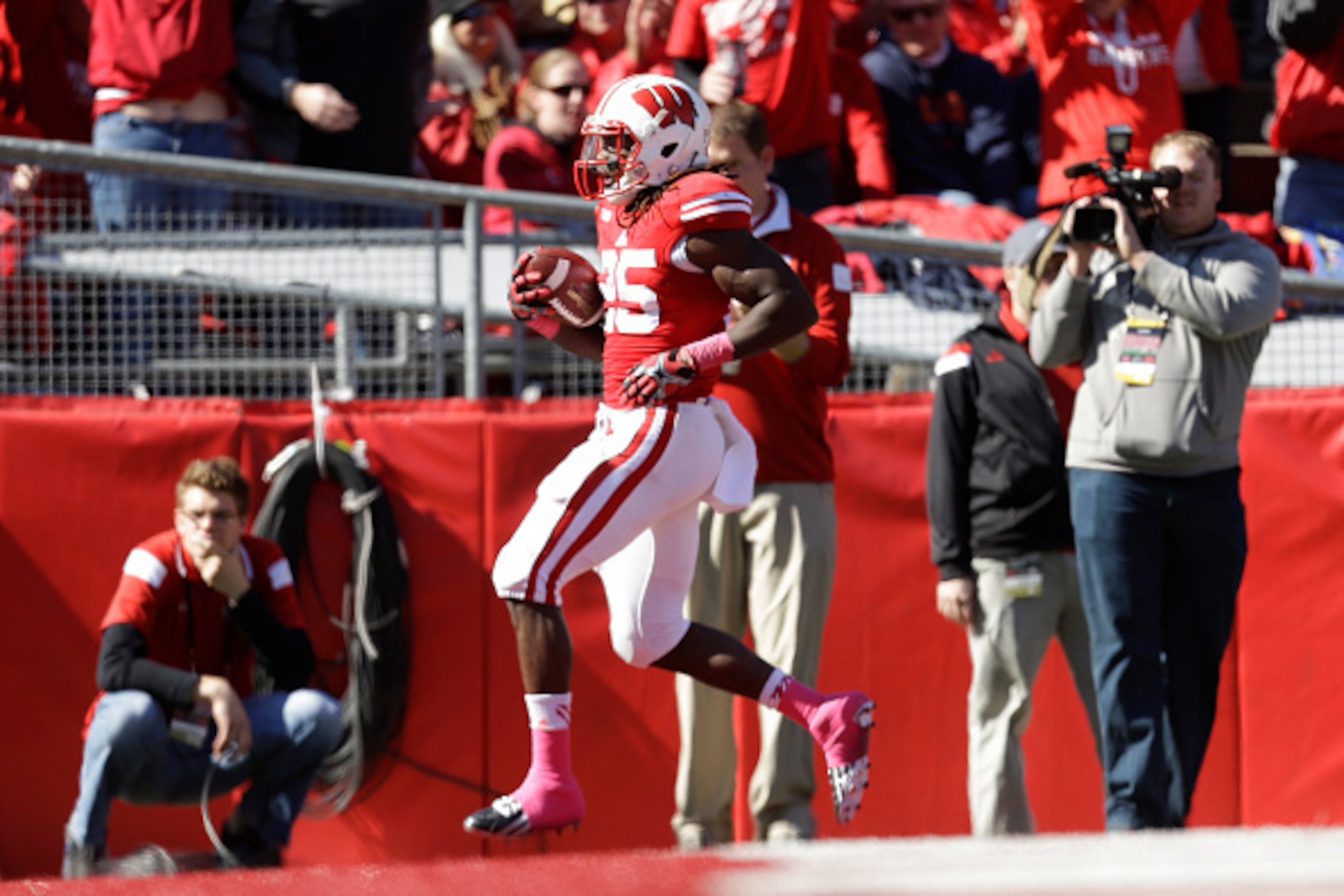 MADISON, WI - OCTOBER 11: Melvin Gordon #25 of the Wisconsin Badgers celebrates after scoring a touchdown during the second quarter against the Illinois Fighting Illini at Camp Randall Stadium on October 11, 2014 in Madison, Wisconsin. (Photo by Mike McGi