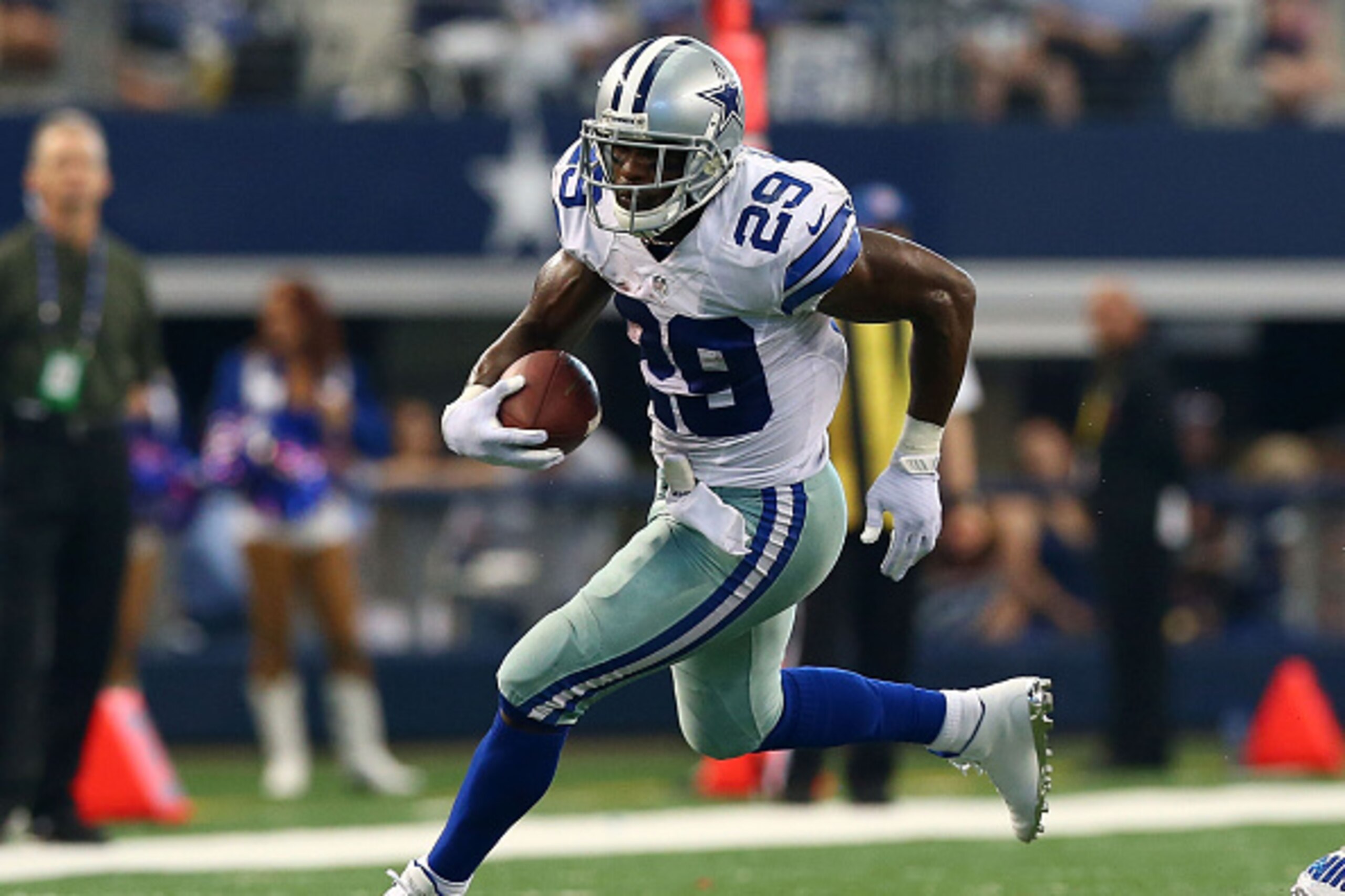 ARLINGTON, TX - OCTOBER 19:  DeMarco Murray #29 of the Dallas Cowboys carries the ball against the New York Giants in the first half at AT&T Stadium on October 19, 2014 in Arlington, Texas.  (Photo by Ronald Martinez/Getty Images)