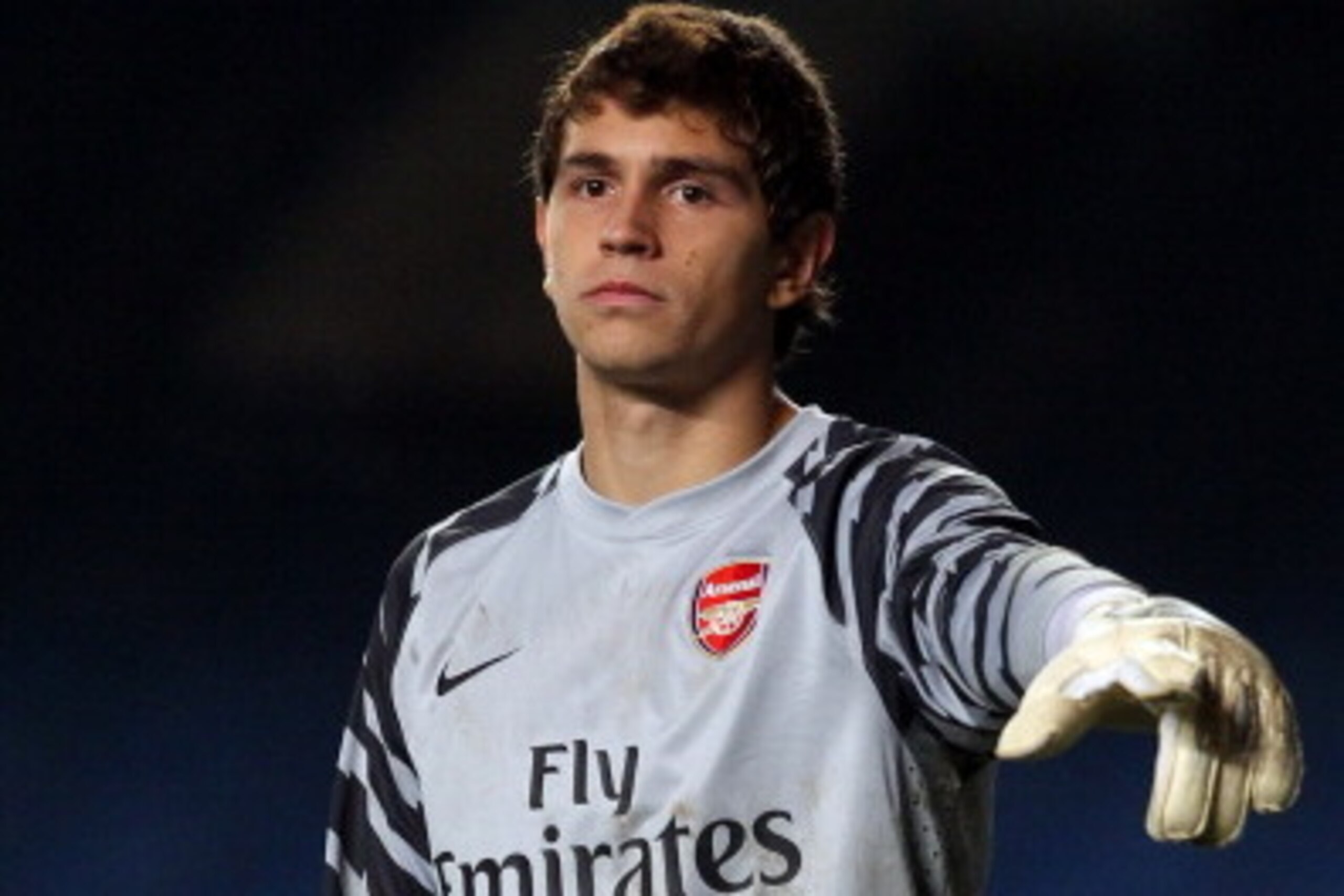 LONDON, ENGLAND - JANUARY 20: Emiliano Martinez of Arsenal in action during the FA Youth Cup match between Chelsea and Arsenal at Stamford Bridge on January 20, 2011 in London, England. (Photo by Clive Rose/Getty Images) LONDON, ENGLAND - JANUARY 20: Emiliano Martinez of Arsenal in action during the FA Youth Cup match between Chelsea and Arsenal at Stamford Bridge on January 20, 2011 in London, England. (Photo by Clive Rose/Getty Images)