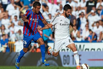 VALENCIA, SPAIN - OCTOBER 18:  Isco (R) of Real Madrid battles for the ball with Victor Camarasa of Levante during the La Liga match between Levante UD and Real Madrid at Ciutat de Valencia on October 18, 2014 in Valencia, Spain.  (Photo by Manuel Queimad