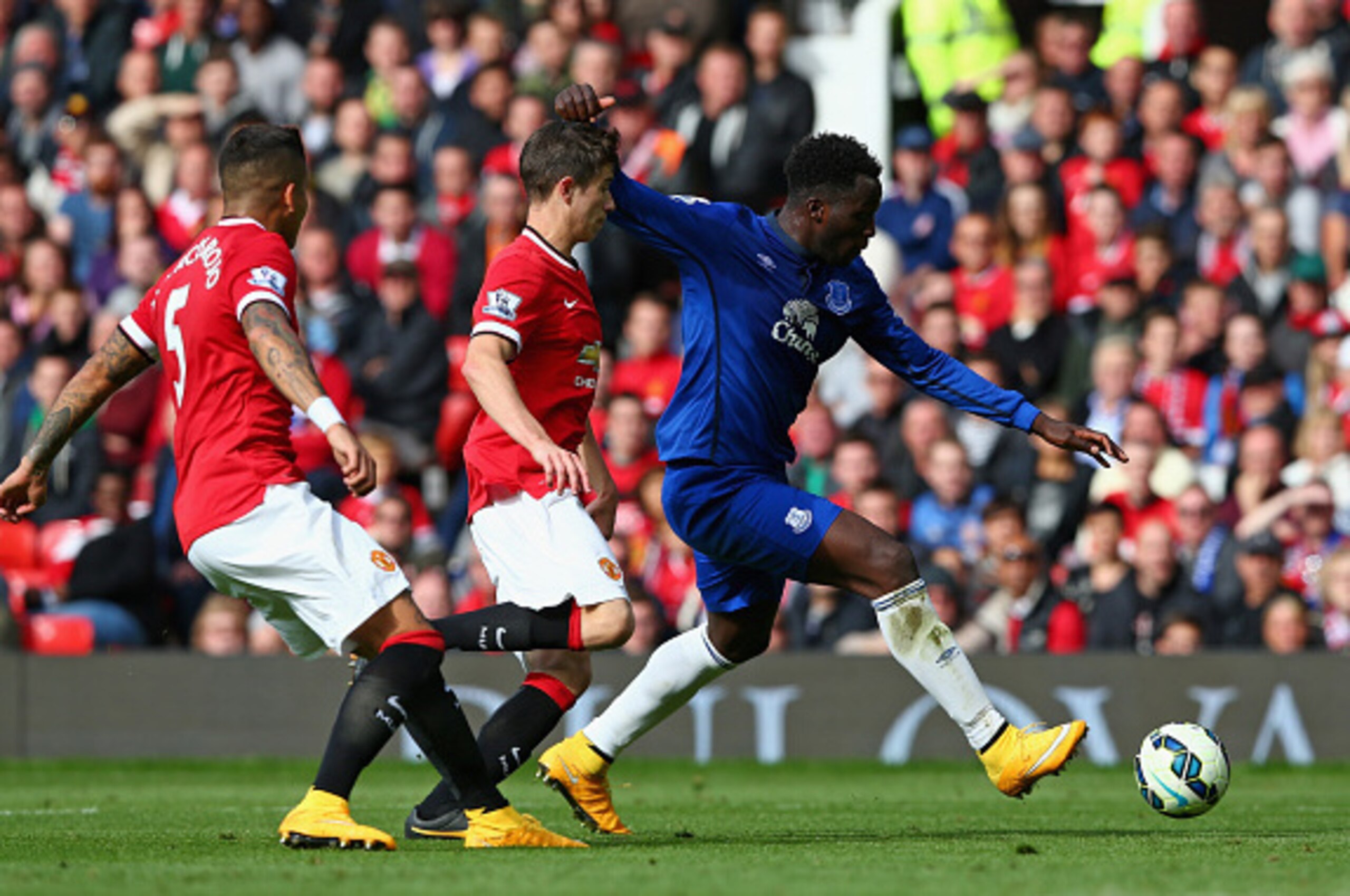 MANCHESTER, ENGLAND - OCTOBER 05:  Romelu Lukaku of Everton competes with Patrick McNair of Manchester United during the Barclays Premier League match between Manchester United and Everton at Old Trafford on October 5, 2014 in Manchester, England.  (Photo