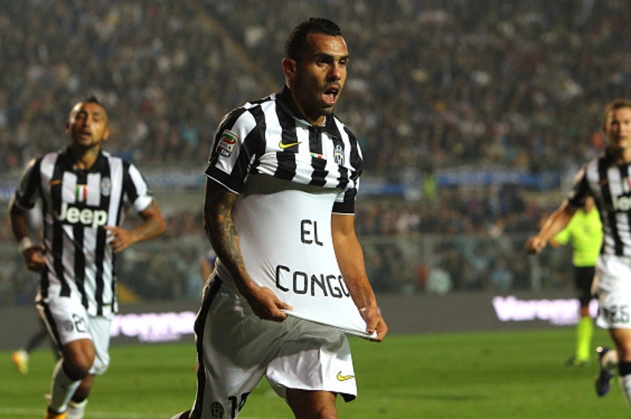 BERGAMO, ITALY - SEPTEMBER 27:  Carlos Tevez of Juventus FC celebrates after scoring the opening goal during the Serie A match between Atalanta BC v Juventus FC at Stadio Atleti Azzurri d'Italia on September 27, 2014 in Bergamo, Italy.  (Photo by Marco Lu
