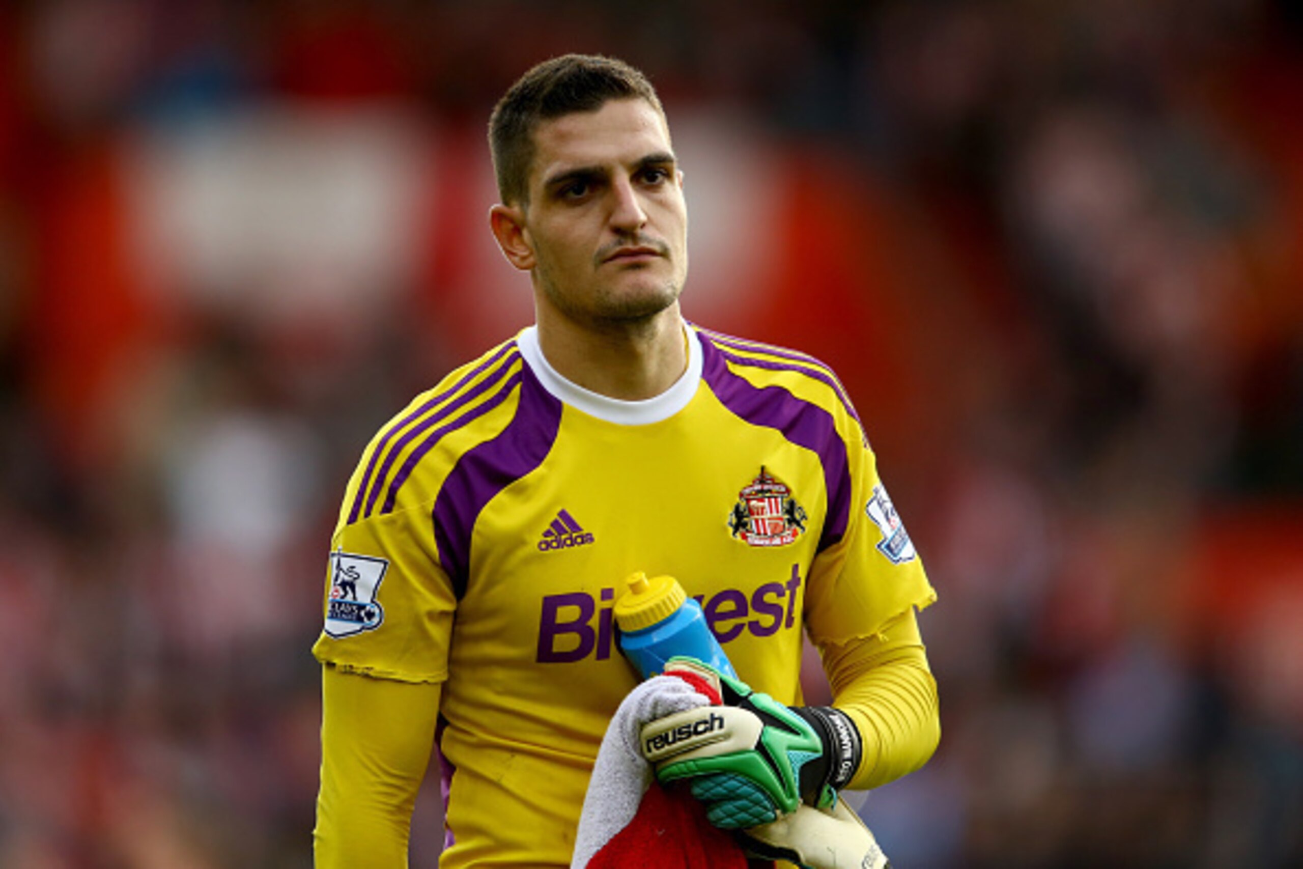 SOUTHAMPTON, ENGLAND - OCTOBER 18:  Vito Mannone of Sunderland holds his hands up to the fans at the final whistle during the Barclays Premier League match between Southampton and Sunderland at St Mary's Stadium on October 18, 2014 in Southampton, England