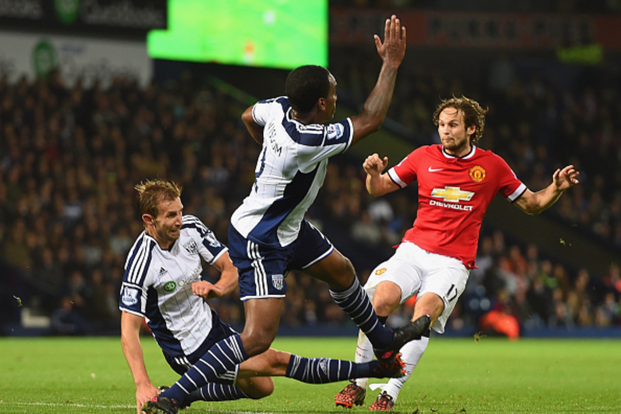WEST BROMWICH, ENGLAND - OCTOBER 20:  Daley Blind of Manchester United (17) shoots past Craig Dawson (L) and Andre Wisdom of West Bromwich Albion (C) to score their second and equalising goal with Marouane Fellaini during the Barclays Premier League match