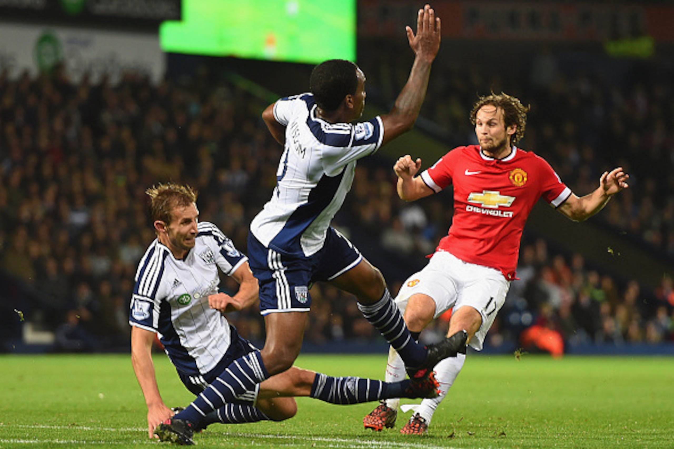 WEST BROMWICH, ENGLAND - OCTOBER 20:  Daley Blind of Manchester United (17) shoots past Craig Dawson (L) and Andre Wisdom of West Bromwich Albion (C) to score their second and equalising goal with Marouane Fellaini during the Barclays Premier League match