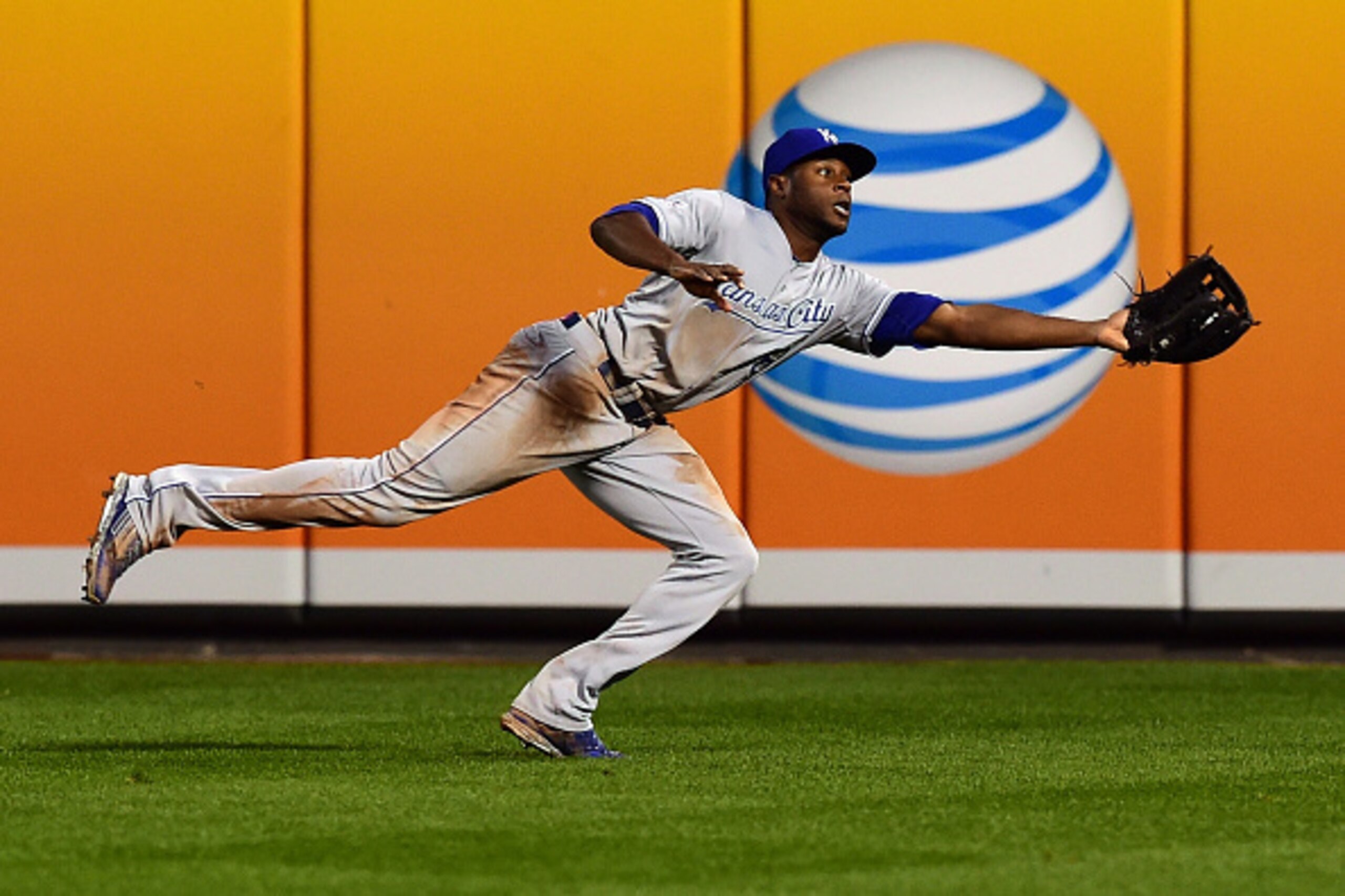 BALTIMORE, MD - OCTOBER 11:  Lorenzo Cain #6 of the Kansas City Royals catches a pop up fly to center field hit by J.J. Hardy #2 of the Baltimore Orioles in the sixth inning during Game Two of the American League Championship Series at Oriole Park at Camd