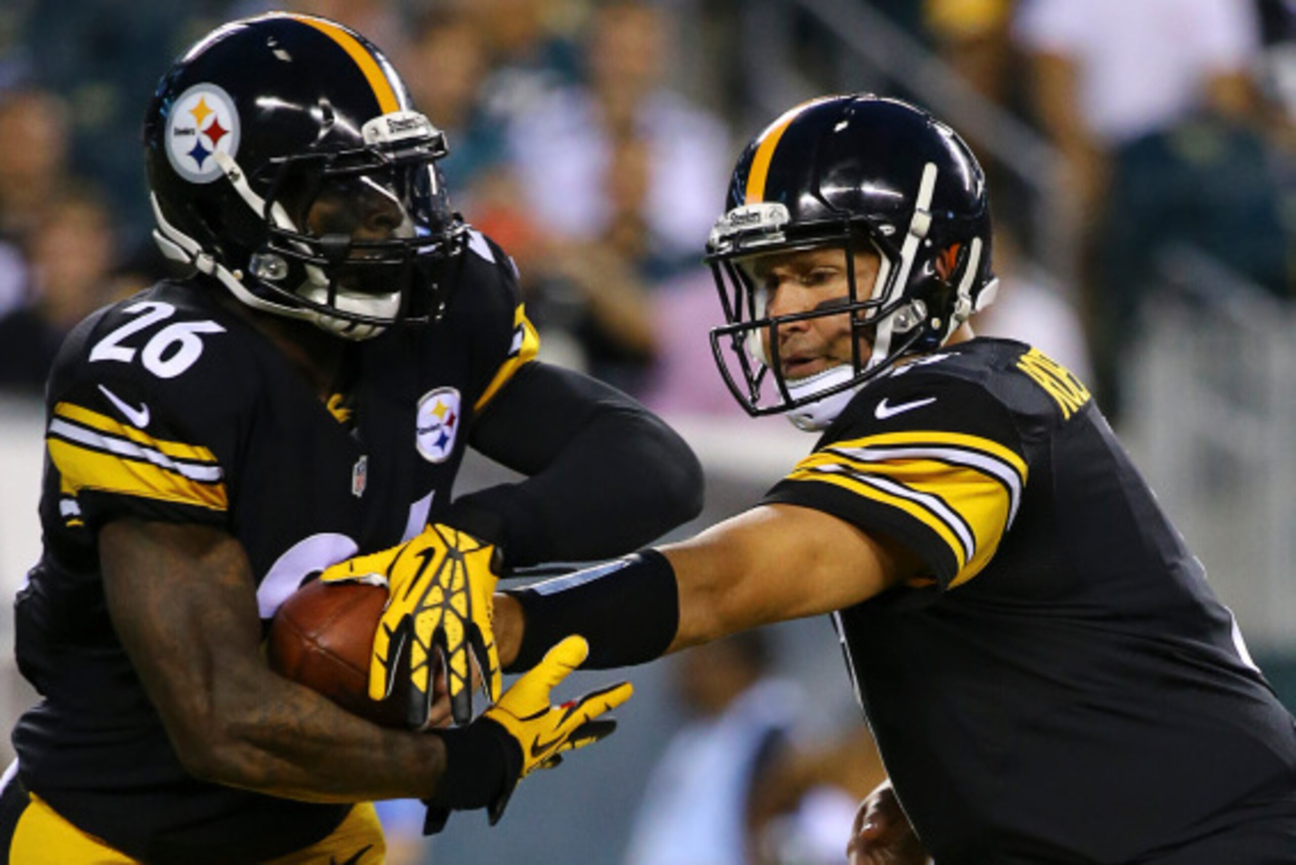 PHILADELPHIA, PA - AUGUST 21: Quarterback Ben Roethlisberger #7 of the Pittburgh Steelers hands the ball off to running back Le'Veon Bell #26 in the first quarter against the Philadelphia Eagles on August 21, 2014 at Lincoln Financial Field in Philadelphi