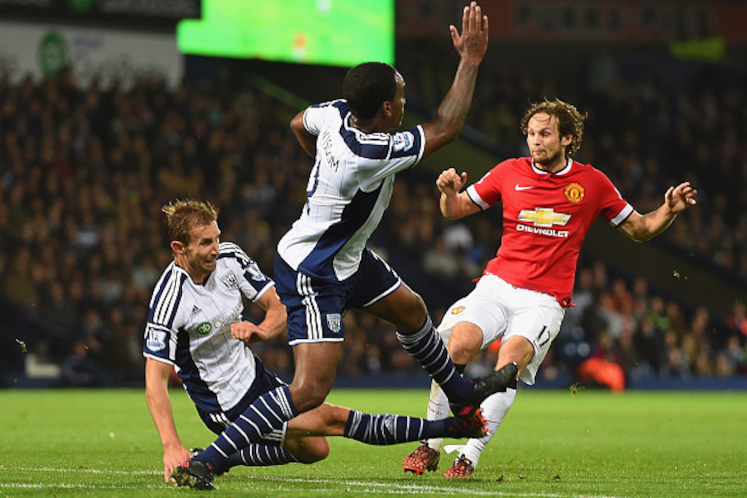 WEST BROMWICH, ENGLAND - OCTOBER 20:  Daley Blind of Manchester United (17) shoots past Craig Dawson (L) and Andre Wisdom of West Bromwich Albion (C) to score their second and equalising goal with Marouane Fellaini during the Barclays Premier League match