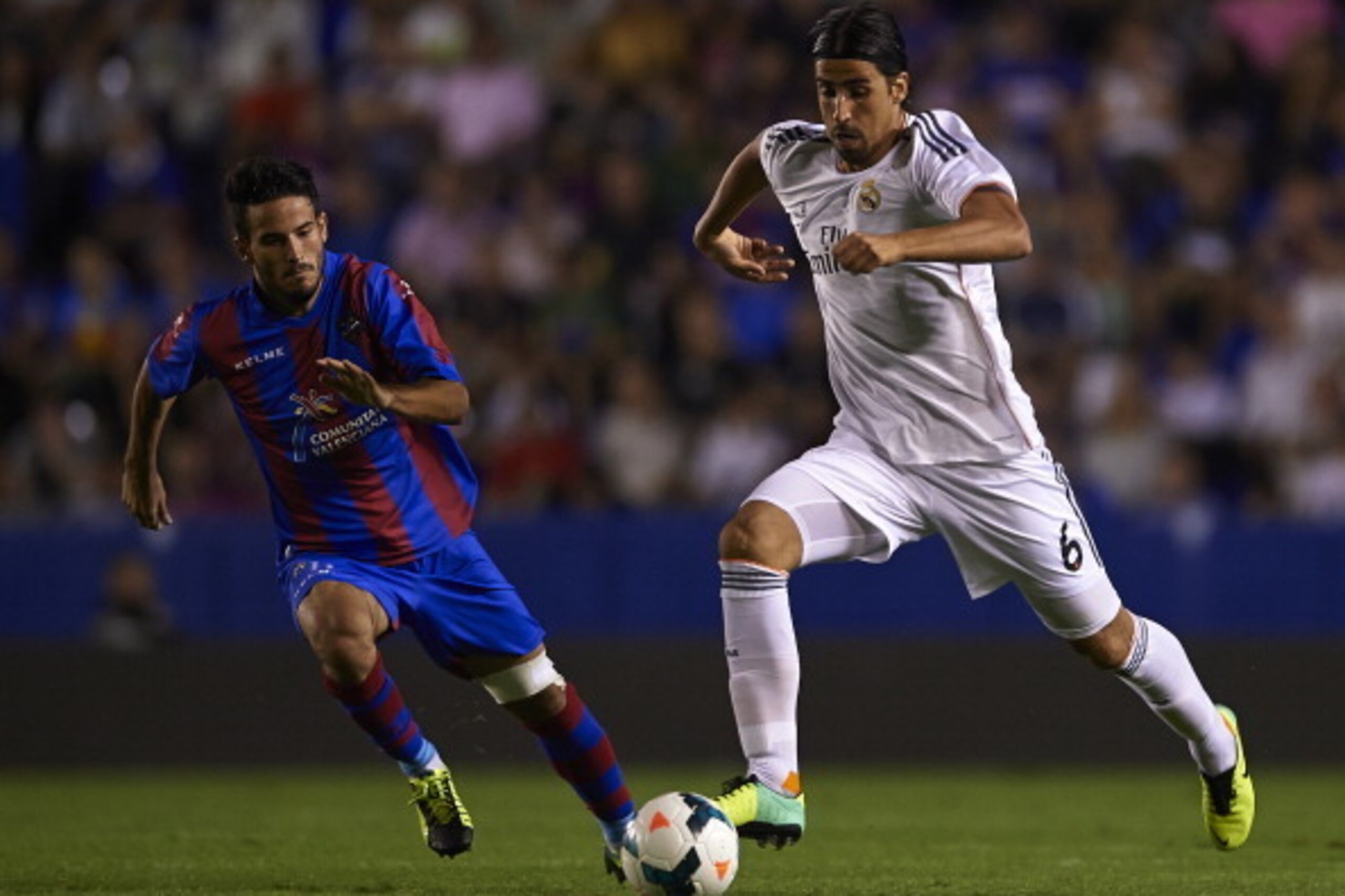 VALENCIA, SPAIN - OCTOBER 05:  Sami Khedira (R) of Real Madrid competes for the ball with Ruben of Levante during the La Liga match between Levante UD and Real Madrid at Ciutat de Valencia on October 5, 2013 in Valencia, Spain.  (Photo by Manuel Queimadel