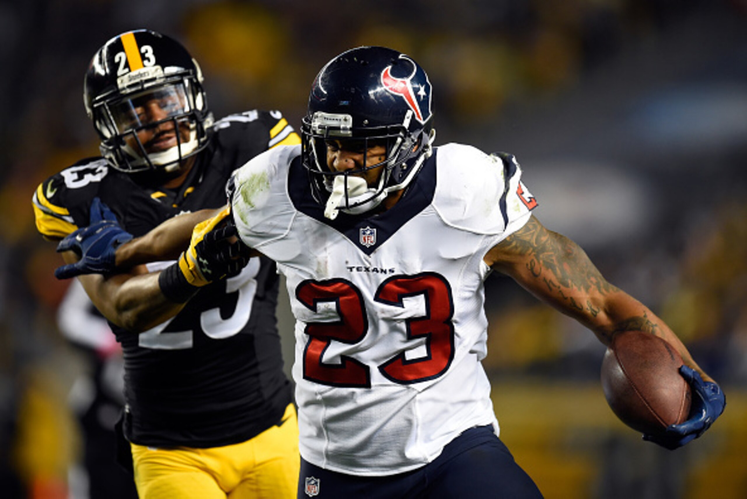 PITTSBURGH, PA - OCTOBER 20: Arian Foster #23 of the Houston Texans runs the ball in the second quarter against Mike Mitchell #23 of the Pittsburgh Steelers during their game at Heinz Field on October 20, 2014 in Pittsburgh, Pennsylvania. (Photo by Joe PITTSBURGH, PA - OCTOBER 20: Arian Foster #23 of the Houston Texans runs the ball in the second quarter against Mike Mitchell #23 of the Pittsburgh Steelers during their game at Heinz Field on October 20, 2014 in Pittsburgh, Pennsylvania. (Photo by Joe