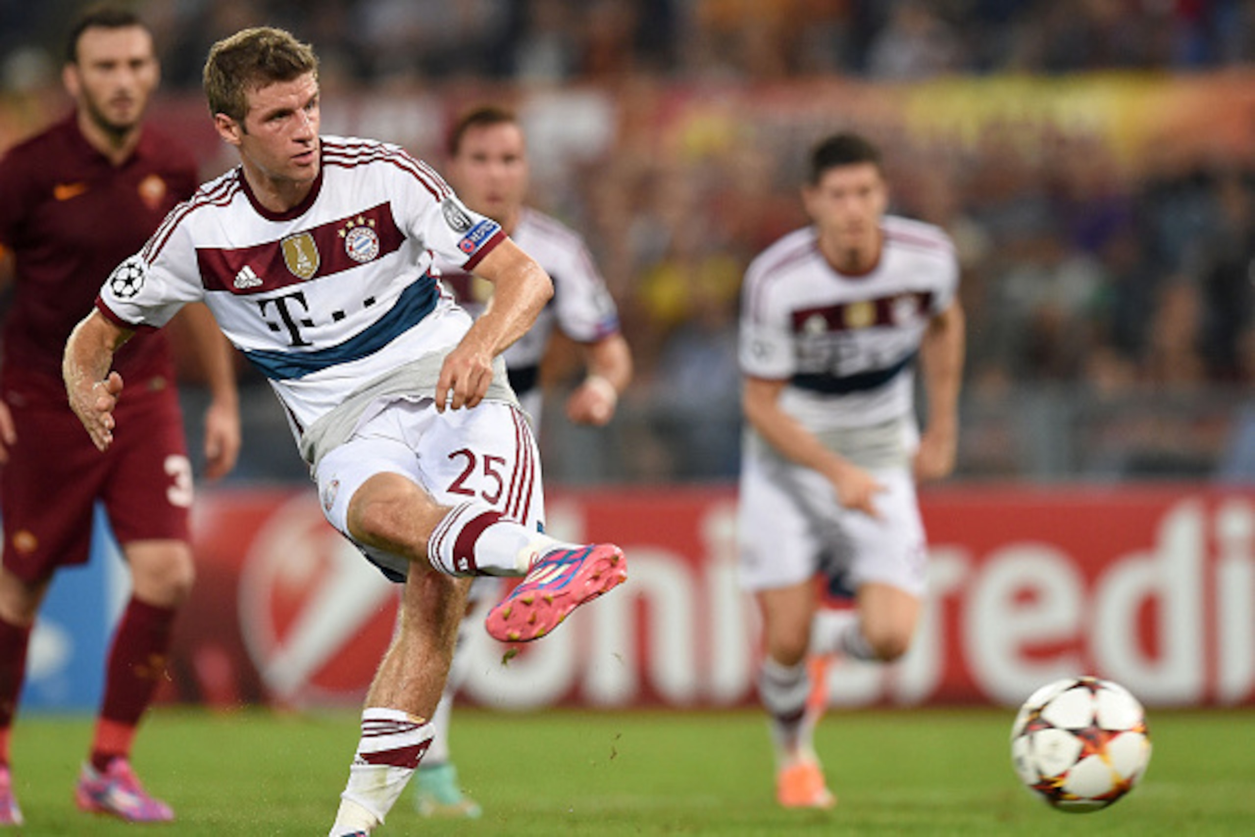 ROME, ITALY - OCTOBER 21:  Thomas Muller of FC Bayern Muenchen  takes the penalty and scores the goal 0-5 during the UEFA Champions League match between AS Roma and FC Bayern Muenchen at Stadio Olimpico on October 21, 2014 in Rome, Italy.  (Photo by Giuse
