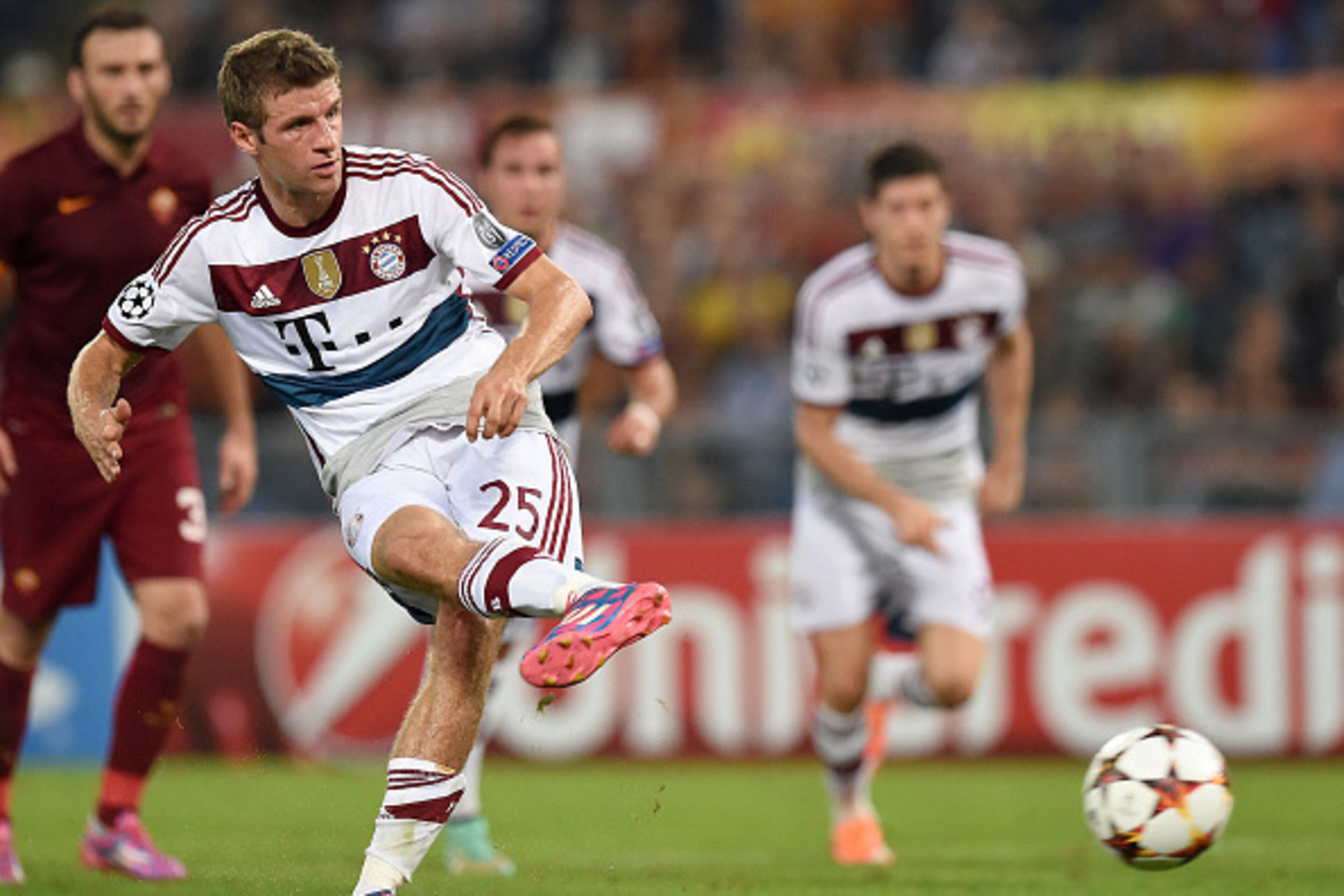 ROME, ITALY - OCTOBER 21:  Thomas Muller of FC Bayern Muenchen  takes the penalty and scores the goal 0-5 during the UEFA Champions League match between AS Roma and FC Bayern Muenchen at Stadio Olimpico on October 21, 2014 in Rome, Italy.  (Photo by Giuse