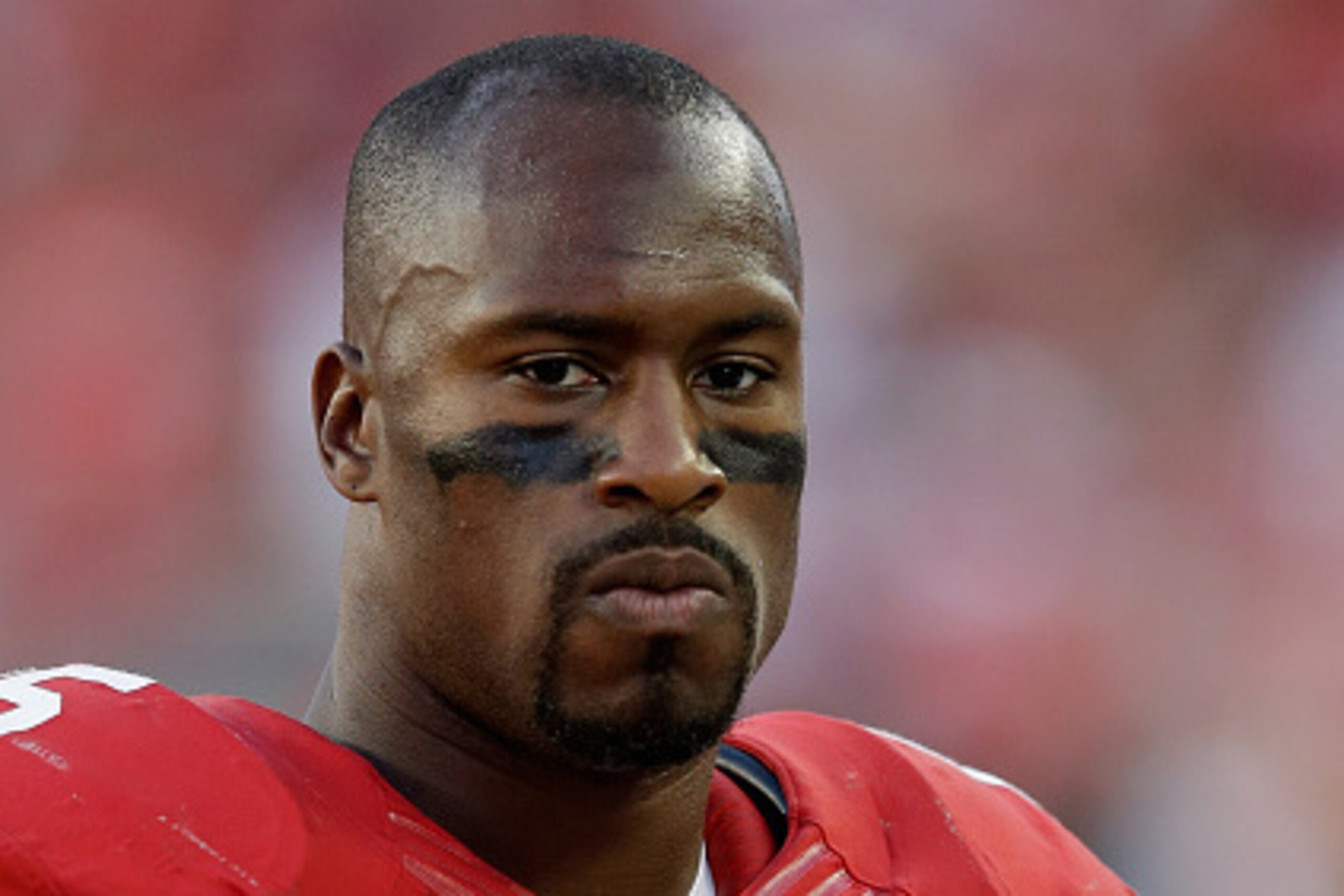 SANTA CLARA, CA - SEPTEMBER 14:  Tight end Vernon Davis #85 of the San Francisco 49ers stands on the sidelines during their game against the Chicago Bears at Levi's Stadium on September 14, 2014 in Santa Clara, California.  (Photo by Ezra Shaw/Getty Image